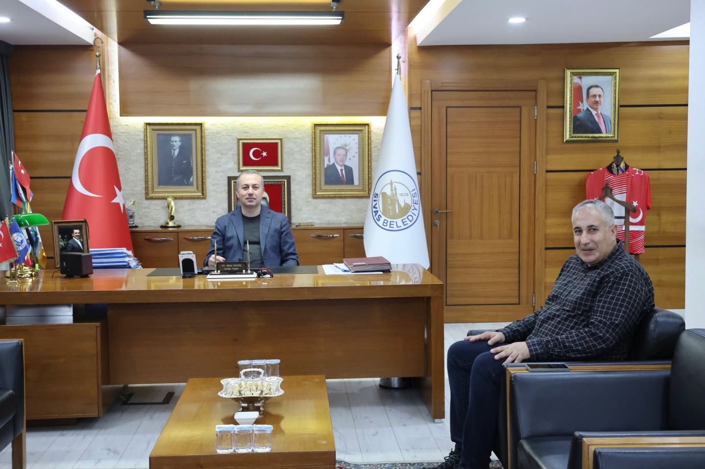 Adem Uzun'un yaptığı hizmetler göz dolduruyor