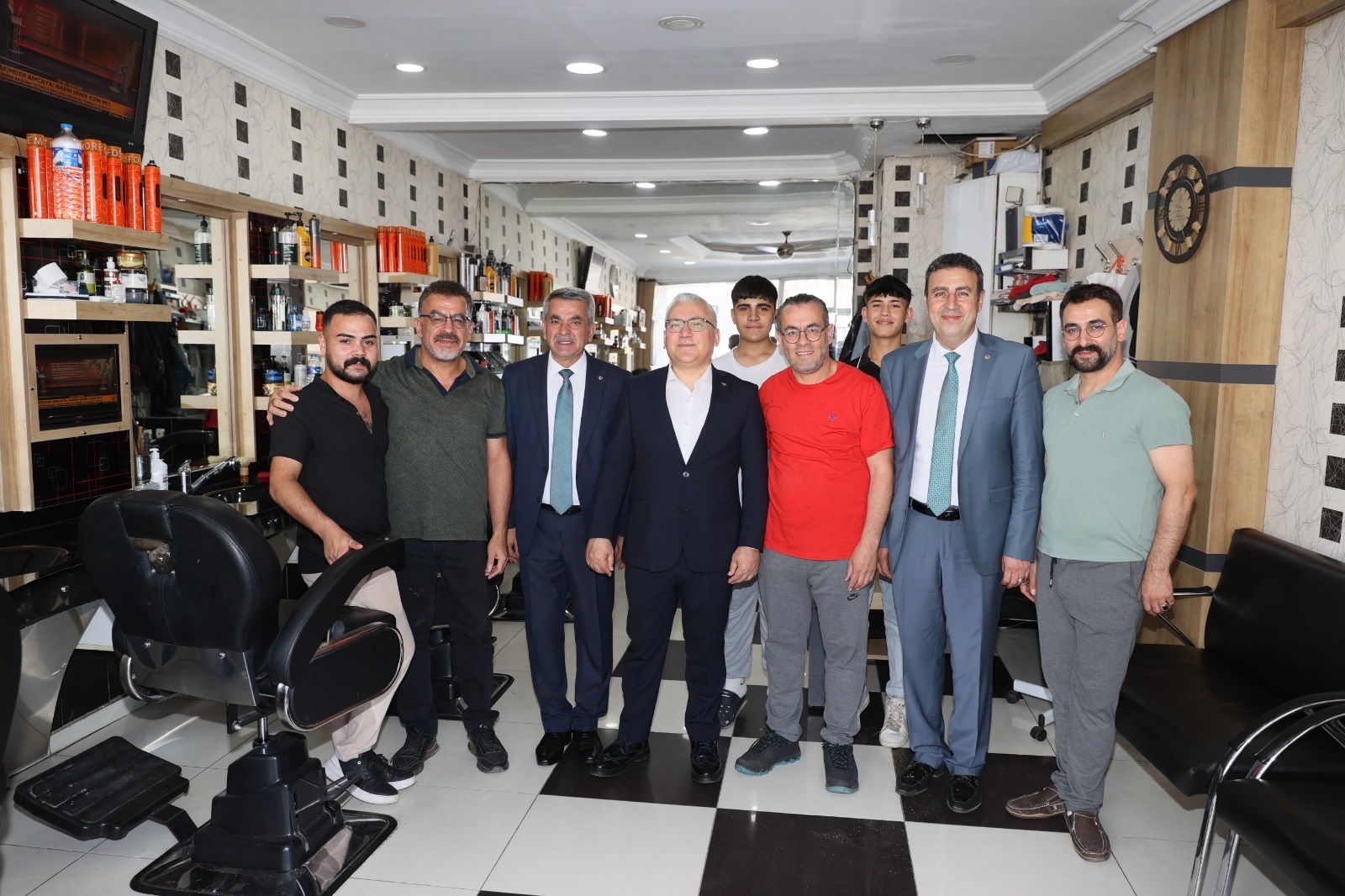 VALİ ŞİMŞEK GÜNE ESNAF ZİYARETİYLE BAŞLADI VALİ ŞİMŞEK GÜNE ESNAF ZİYARETİYLE BAŞLADI