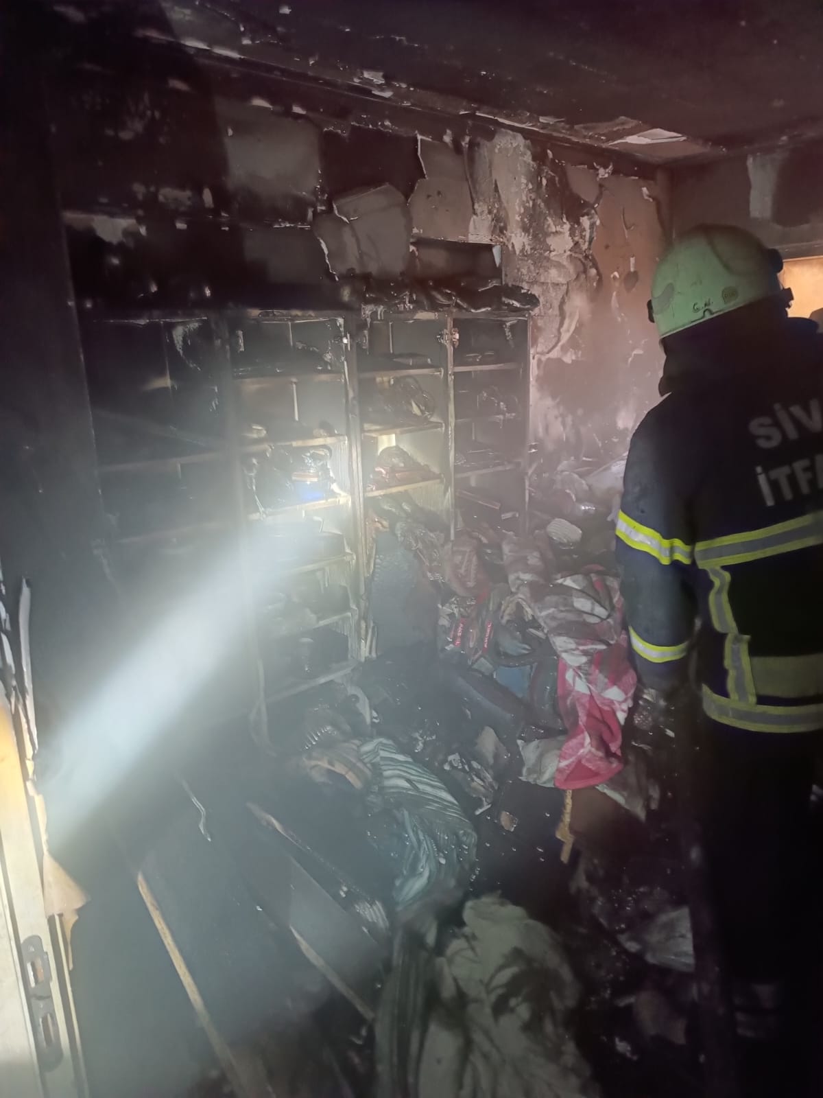 YANGINDA MAHSUR KALAN 1 KİŞİYİ İTFAİYE KURTARDI