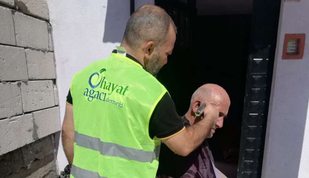 YAŞLILAR EVLERİNDE TIRAŞ EDİLİYOR