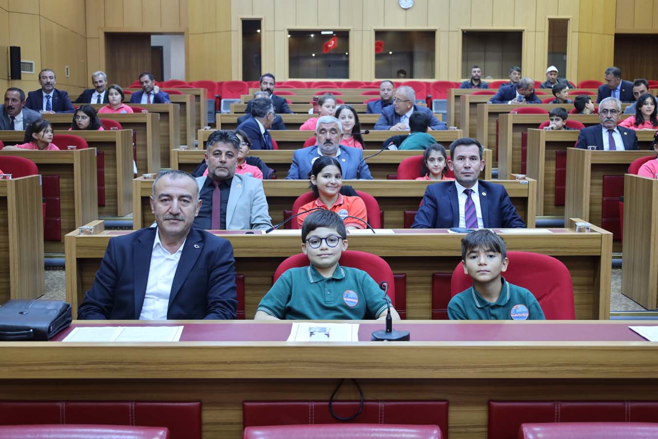 İl Genel Meclisi, Mevlana Vali Zübeyir Kemelek Ortaokulu Öğrencilerini Ağırladı İl Genel Meclisi, Mevlana Vali Zübeyir Kemelek Ortaokulu Öğrencilerini Ağırladı