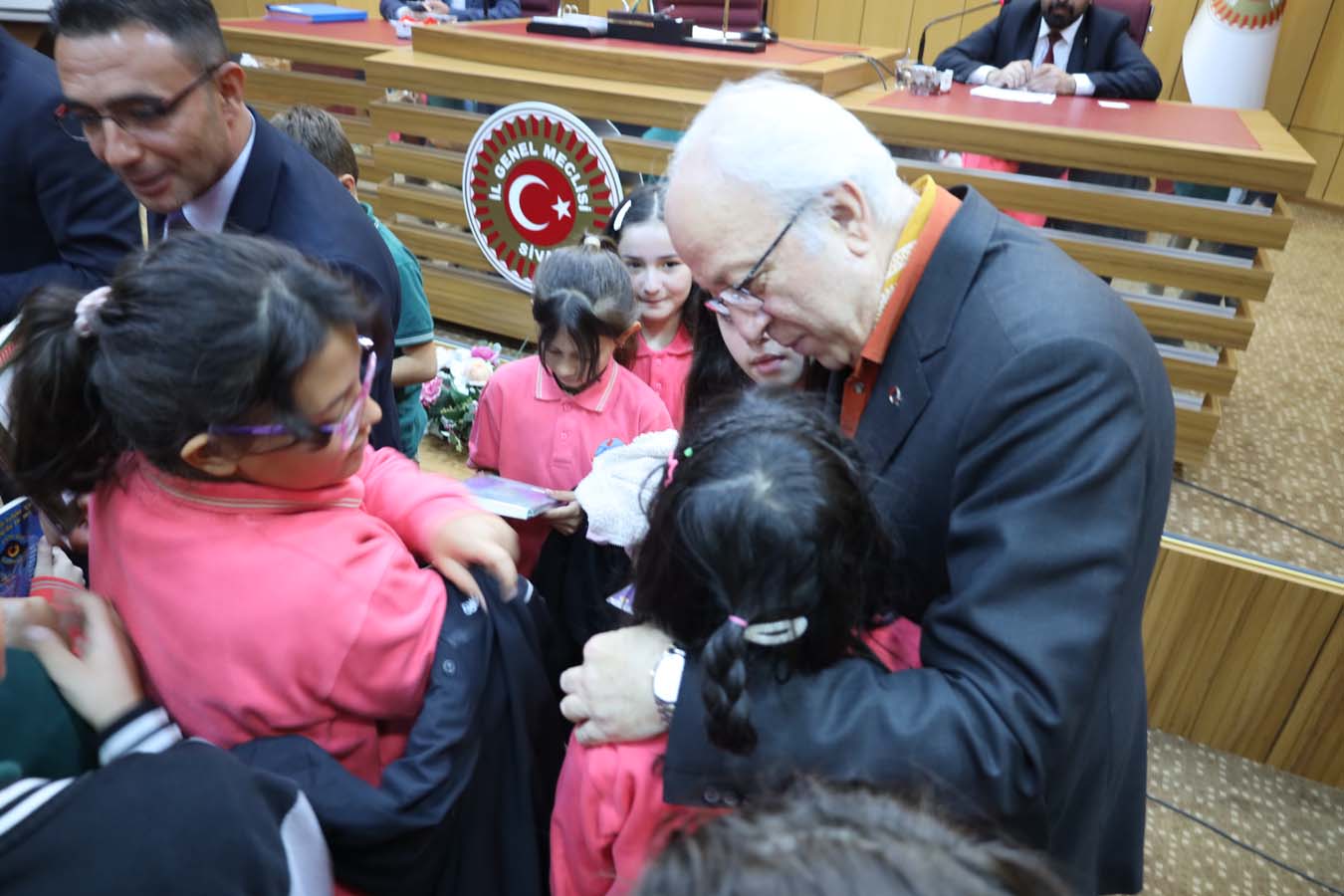 İl Genel Meclisi, Mevlana Vali Zübeyir Kemelek Ortaokulu Öğrencilerini Ağırladı İl Genel Meclisi, Mevlana Vali Zübeyir Kemelek Ortaokulu Öğrencilerini Ağırladı