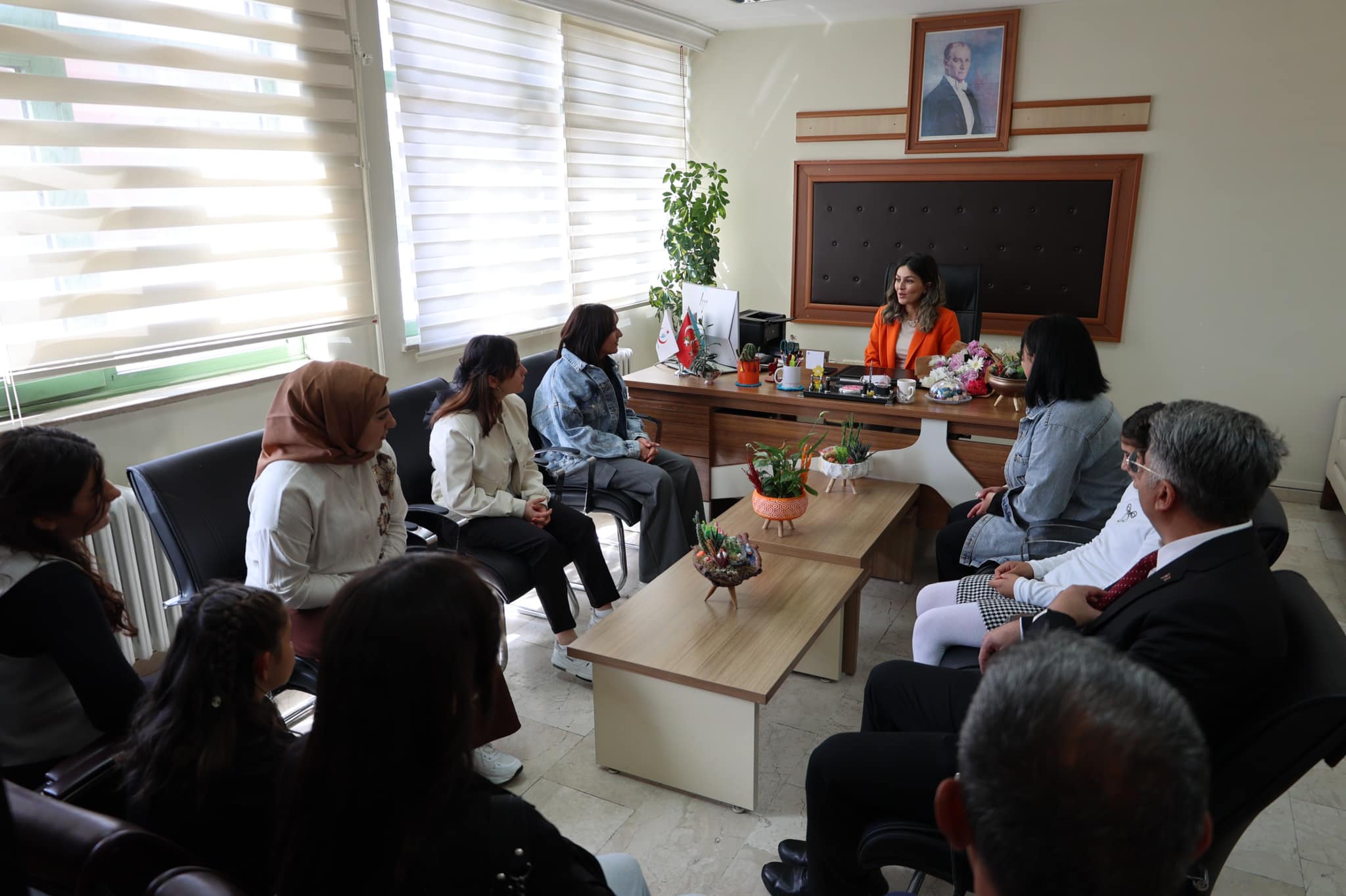 Sivas Sevgi Çocuk Evleri Sitesi'nde kalan kız öğrenciler Bayan Şimşek'i ziyaret ettiler