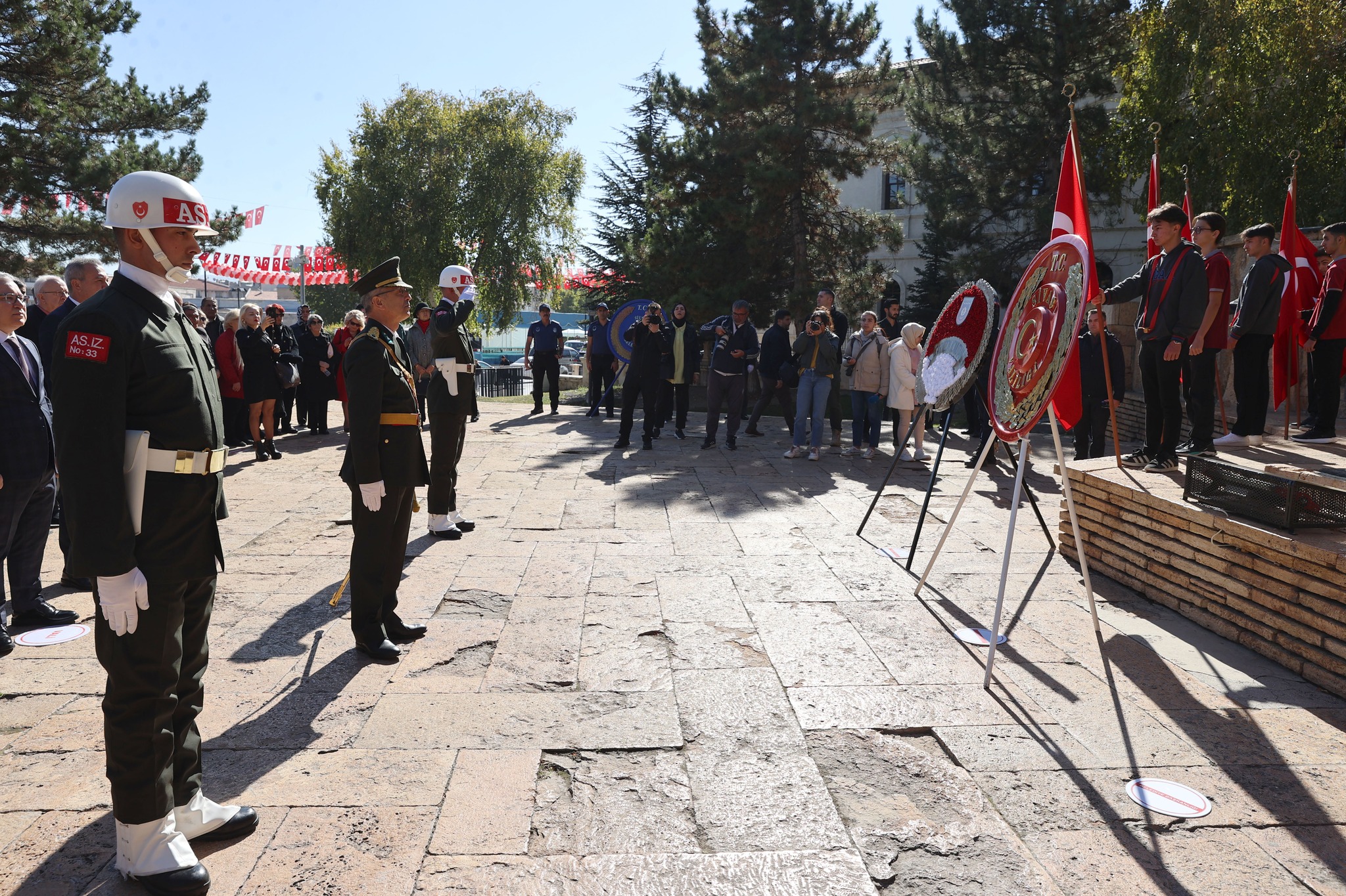 Cumhuriyet Bayramı'nın 101. yıl dönümü etkinlikleri kapsamında Atatürk Anıtı'nda çelenk sunma töreni gerçekleştirildi Cumhuriyet Bayramı'nın 101. yıl dönümü etkinlikleri kapsamında Atatürk Anıtı'nda çelenk sunma töreni gerçekleştirildi