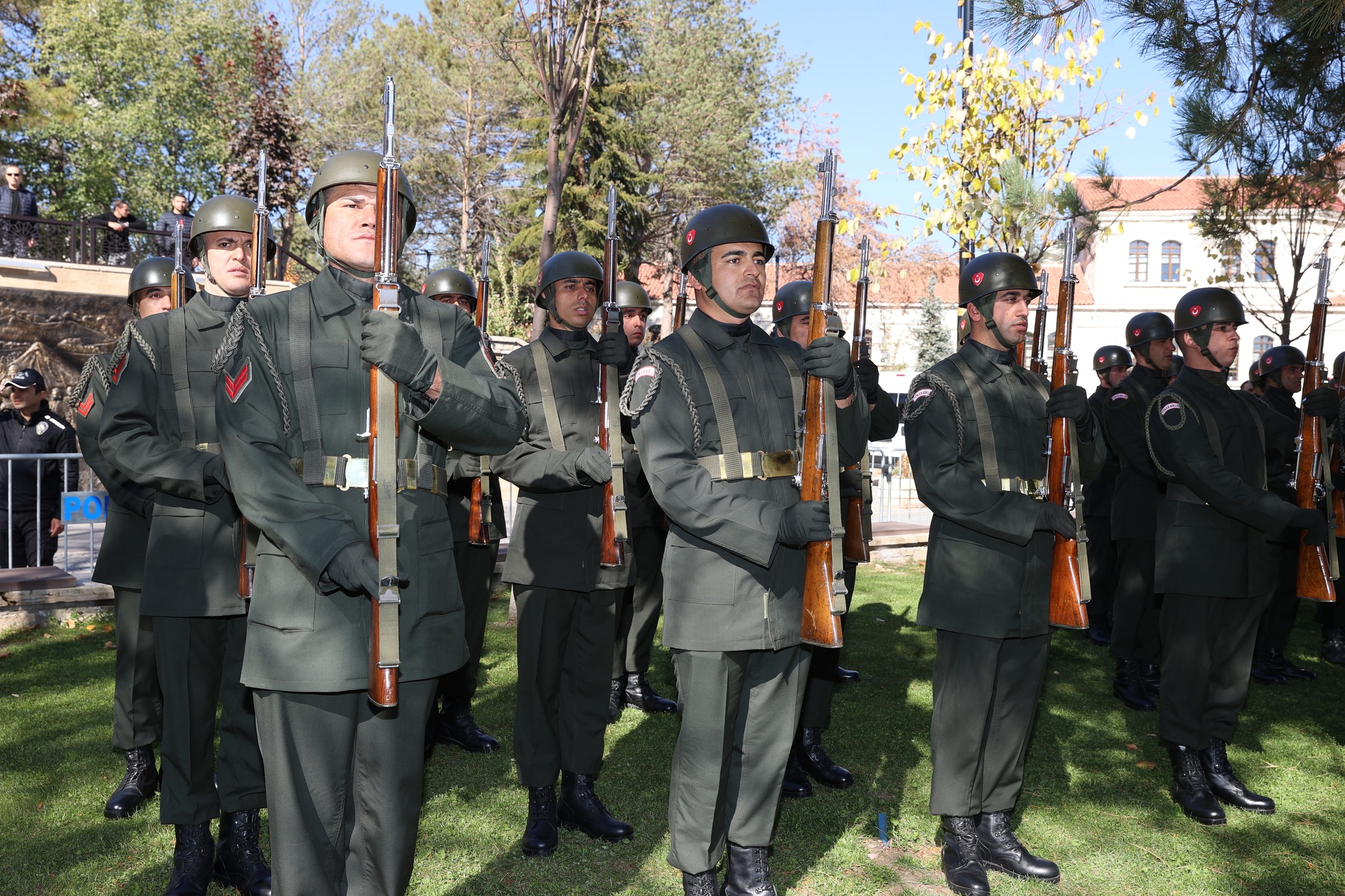 Cumhuriyet Bayramı'nın 101. yıl dönümü etkinlikleri kapsamında Atatürk Anıtı'nda çelenk sunma töreni gerçekleştirildi Cumhuriyet Bayramı'nın 101. yıl dönümü etkinlikleri kapsamında Atatürk Anıtı'nda çelenk sunma töreni gerçekleştirildi