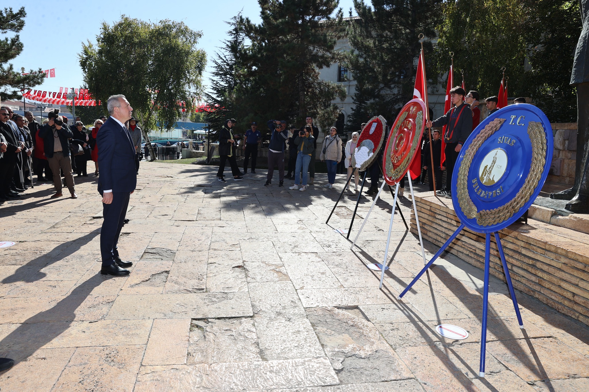 Cumhuriyet Bayramı'nın 101. yıl dönümü etkinlikleri kapsamında Atatürk Anıtı'nda çelenk sunma töreni gerçekleştirildi Cumhuriyet Bayramı'nın 101. yıl dönümü etkinlikleri kapsamında Atatürk Anıtı'nda çelenk sunma töreni gerçekleştirildi