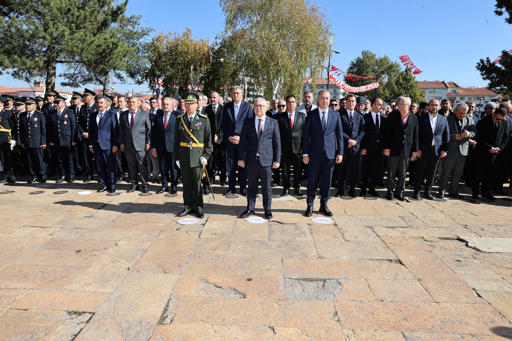 Cumhuriyet Bayramı'nın 101. yıl dönümü etkinlikleri kapsamında Atatürk Anıtı'nda çelenk sunma töreni gerçekleştirildi Cumhuriyet Bayramı'nın 101. yıl dönümü etkinlikleri kapsamında Atatürk Anıtı'nda çelenk sunma töreni gerçekleştirildi