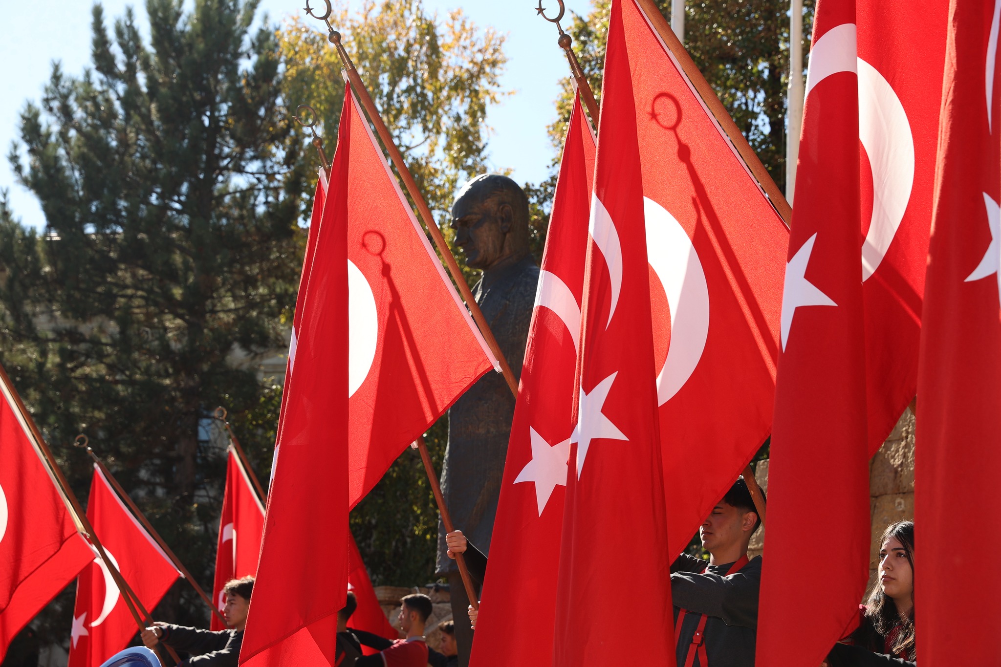 Cumhuriyet Bayramı'nın 101. yıl dönümü etkinlikleri kapsamında Atatürk Anıtı'nda çelenk sunma töreni gerçekleştirildi Cumhuriyet Bayramı'nın 101. yıl dönümü etkinlikleri kapsamında Atatürk Anıtı'nda çelenk sunma töreni gerçekleştirildi