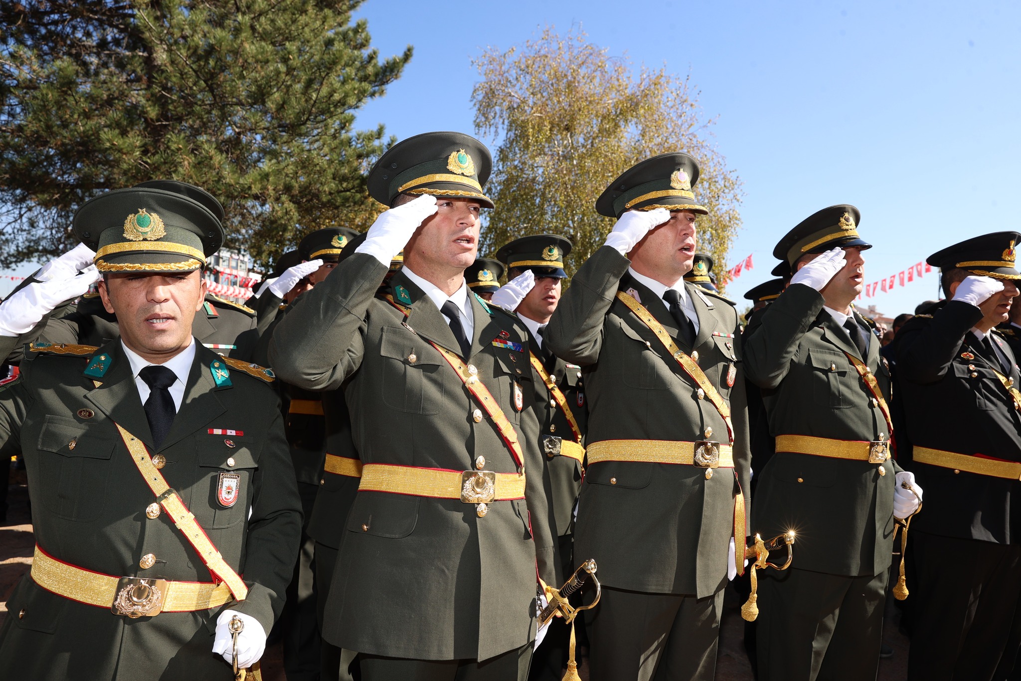Cumhuriyet Bayramı'nın 101. yıl dönümü etkinlikleri kapsamında Atatürk Anıtı'nda çelenk sunma töreni gerçekleştirildi Cumhuriyet Bayramı'nın 101. yıl dönümü etkinlikleri kapsamında Atatürk Anıtı'nda çelenk sunma töreni gerçekleştirildi