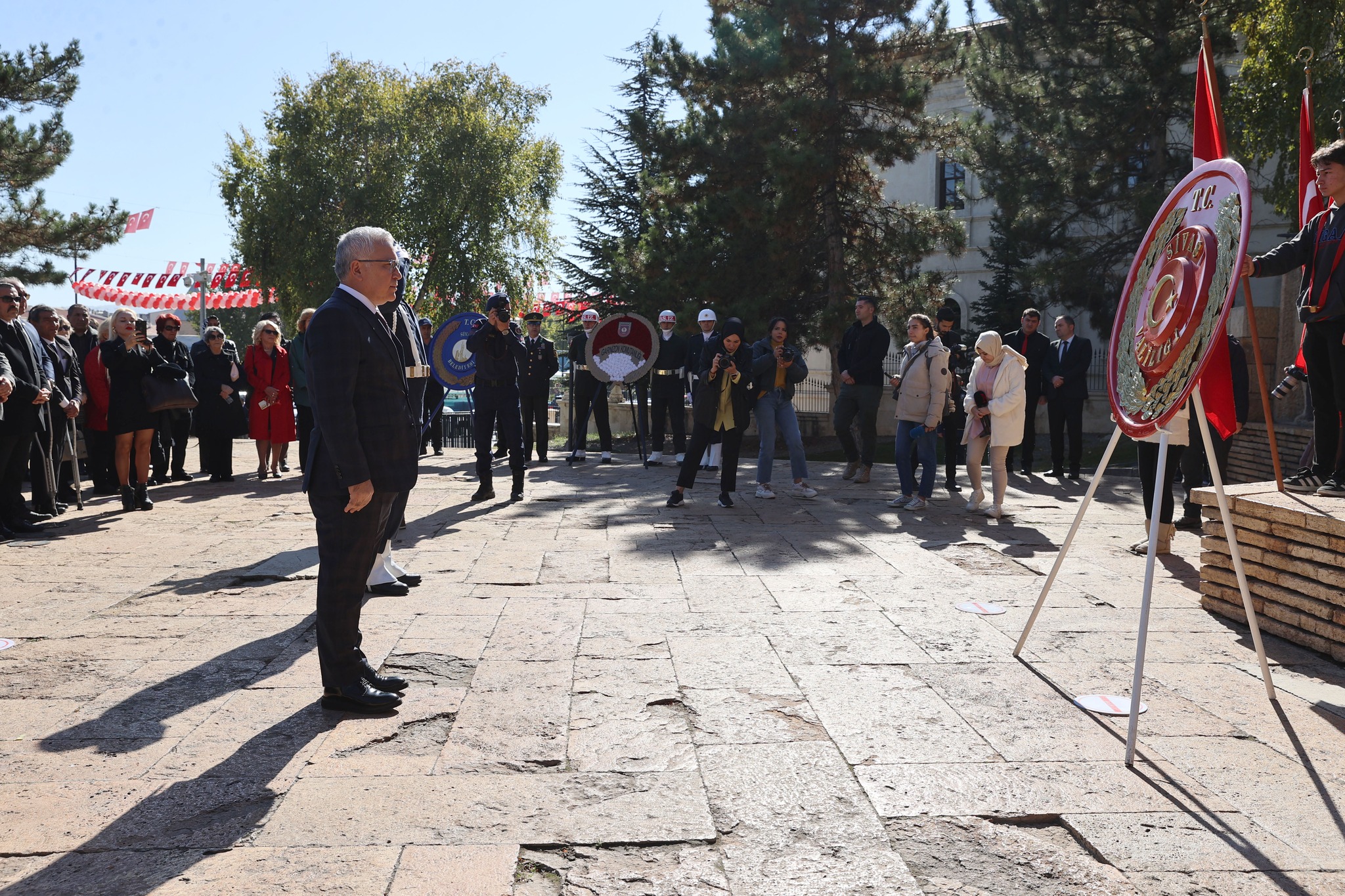 Cumhuriyet Bayramı'nın 101. yıl dönümü etkinlikleri kapsamında Atatürk Anıtı'nda çelenk sunma töreni gerçekleştirildi Cumhuriyet Bayramı'nın 101. yıl dönümü etkinlikleri kapsamında Atatürk Anıtı'nda çelenk sunma töreni gerçekleştirildi
