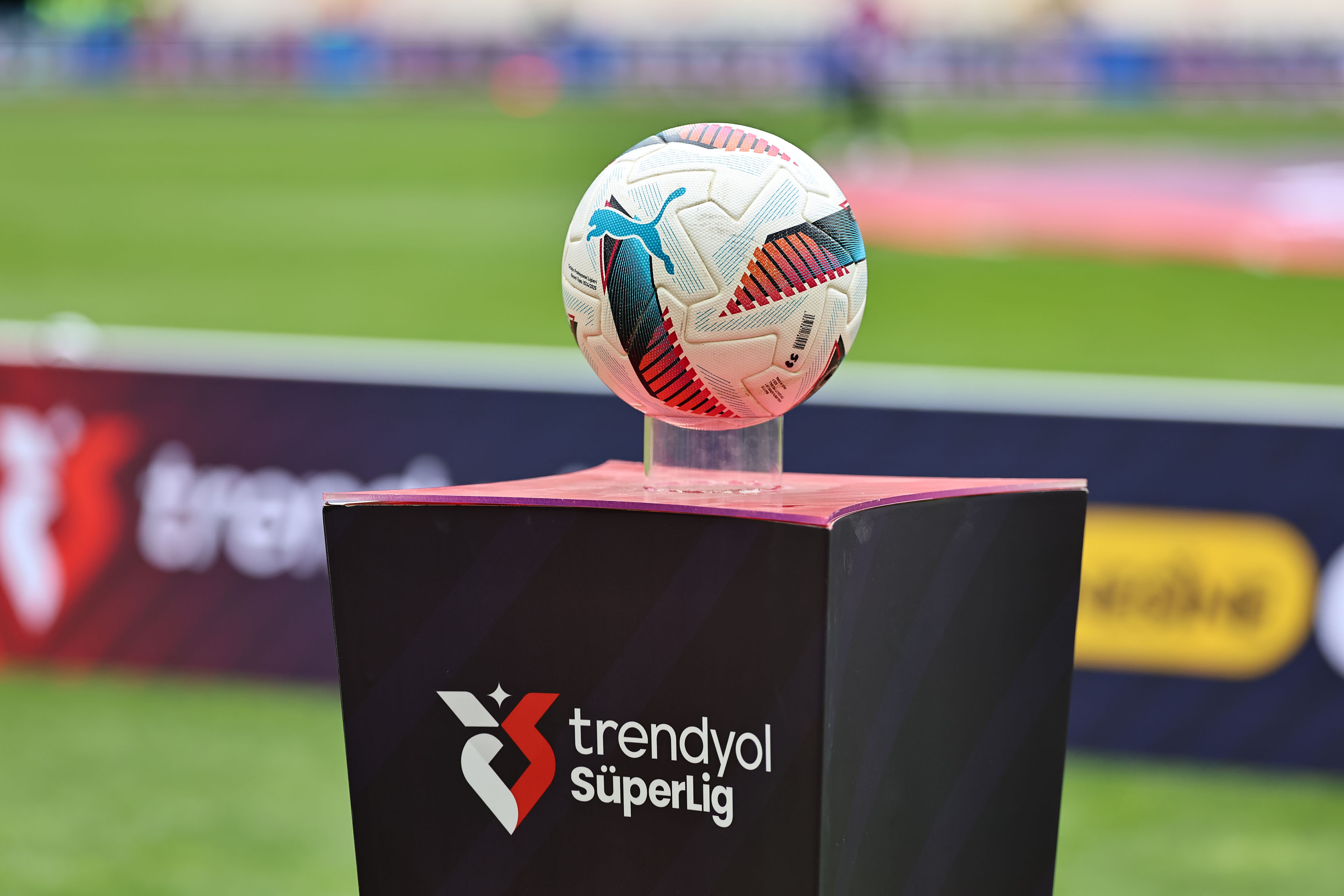 Meme Kanseri Farkındalık Ayı ve Polis Memuru Şehit Şeyda Yılmaz Sivasspor Maçında unutulmadı