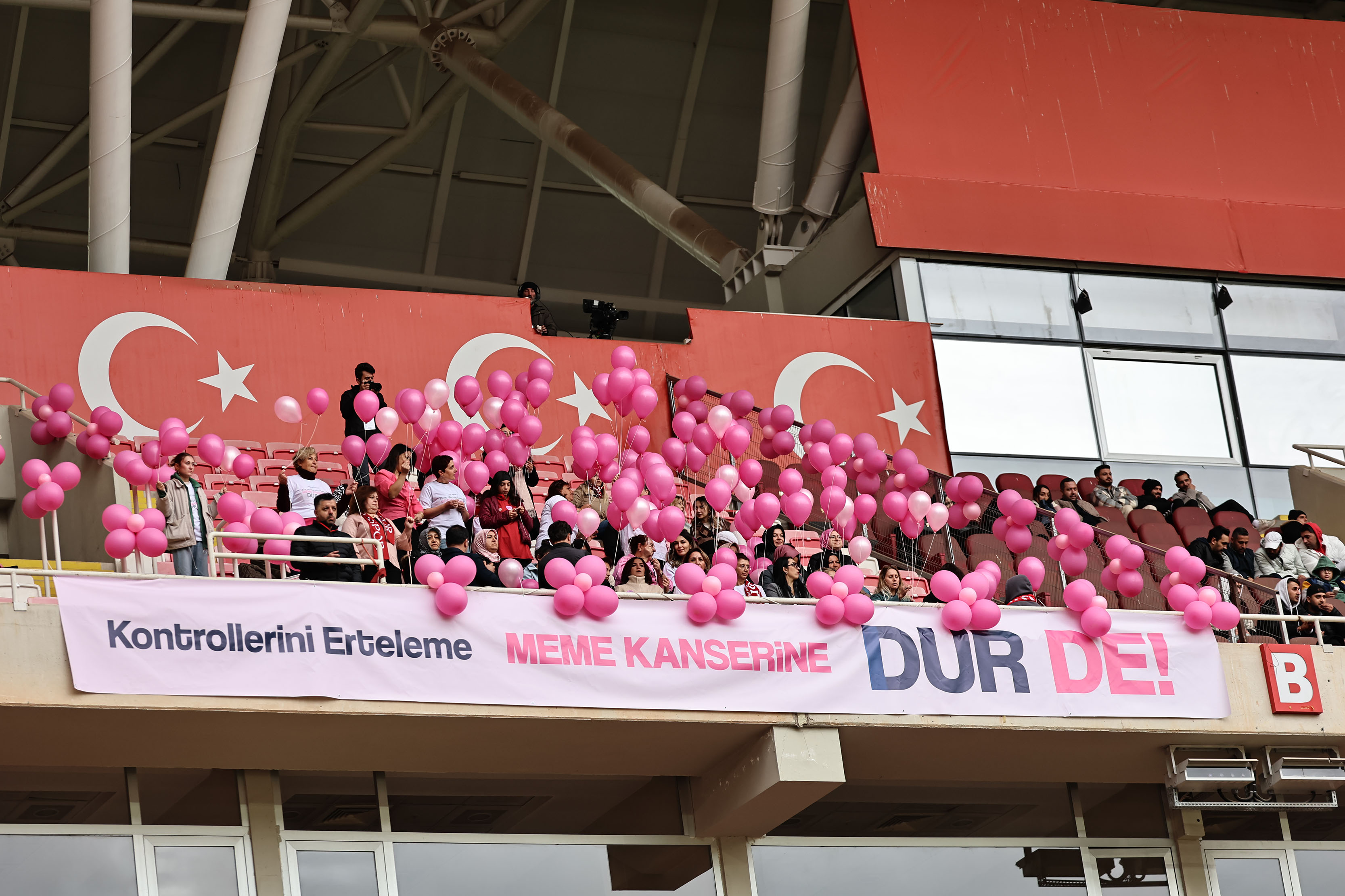 Meme Kanseri Farkındalık Ayı ve Polis Memuru Şehit Şeyda Yılmaz Sivasspor Maçında unutulmadı