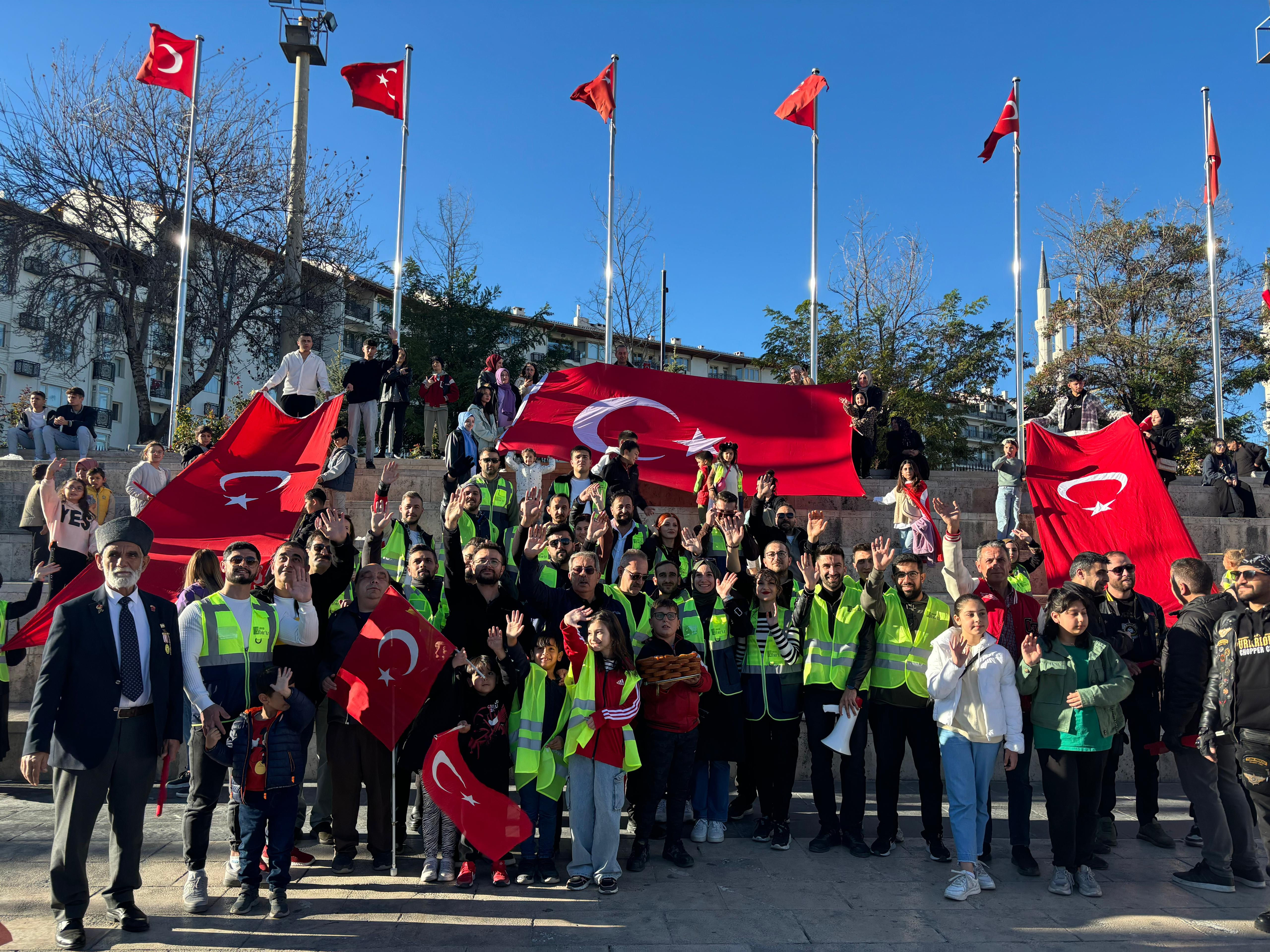 Sivas’ta, Geleceğe Bir’İz Grubunun şehit Şeyda Yılmaz’ın adına bayrak konvoyu düzenlendi