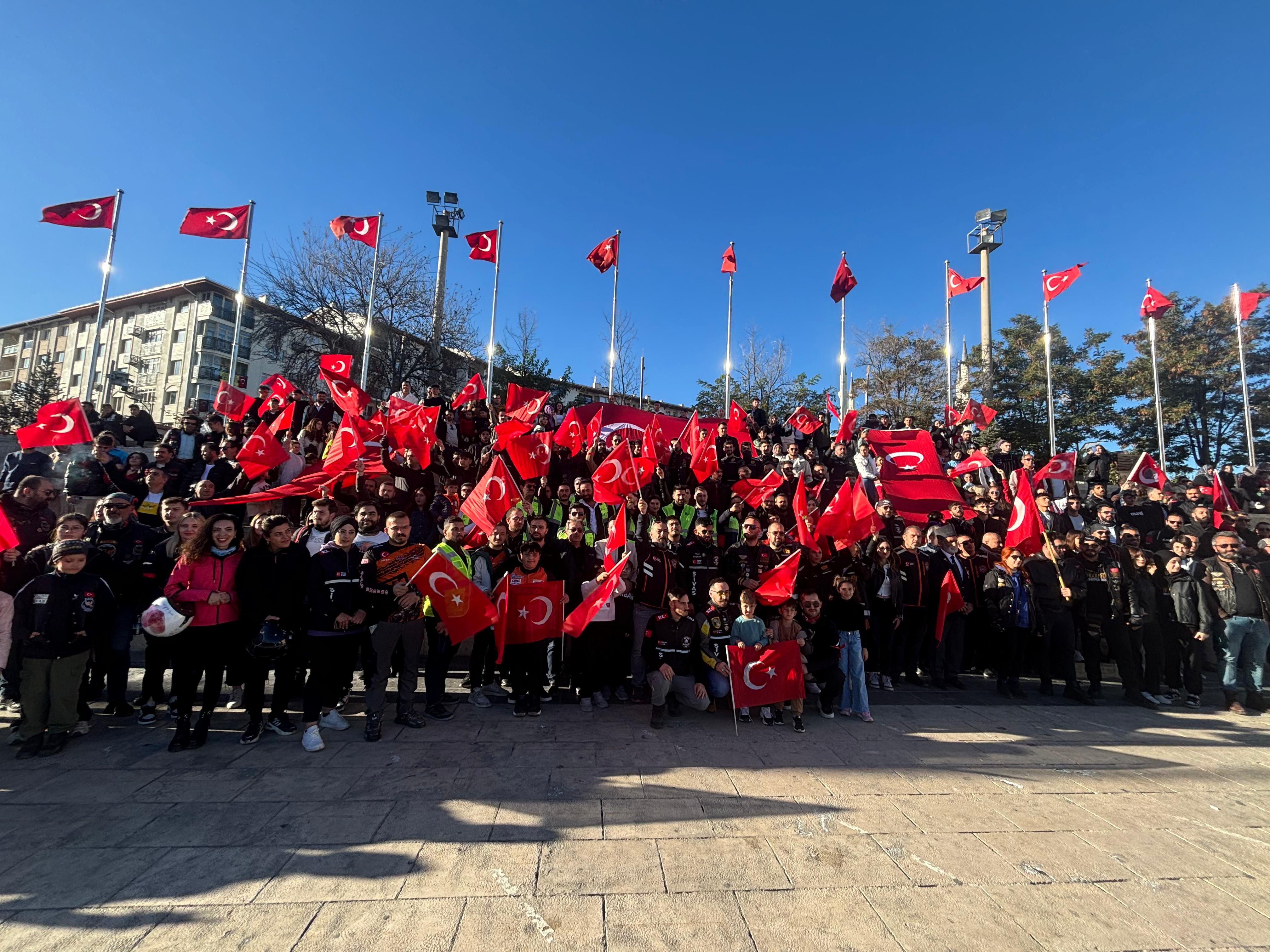 Sivas’ta, Geleceğe Bir’İz Grubunun şehit Şeyda Yılmaz’ın adına bayrak konvoyu düzenlendi