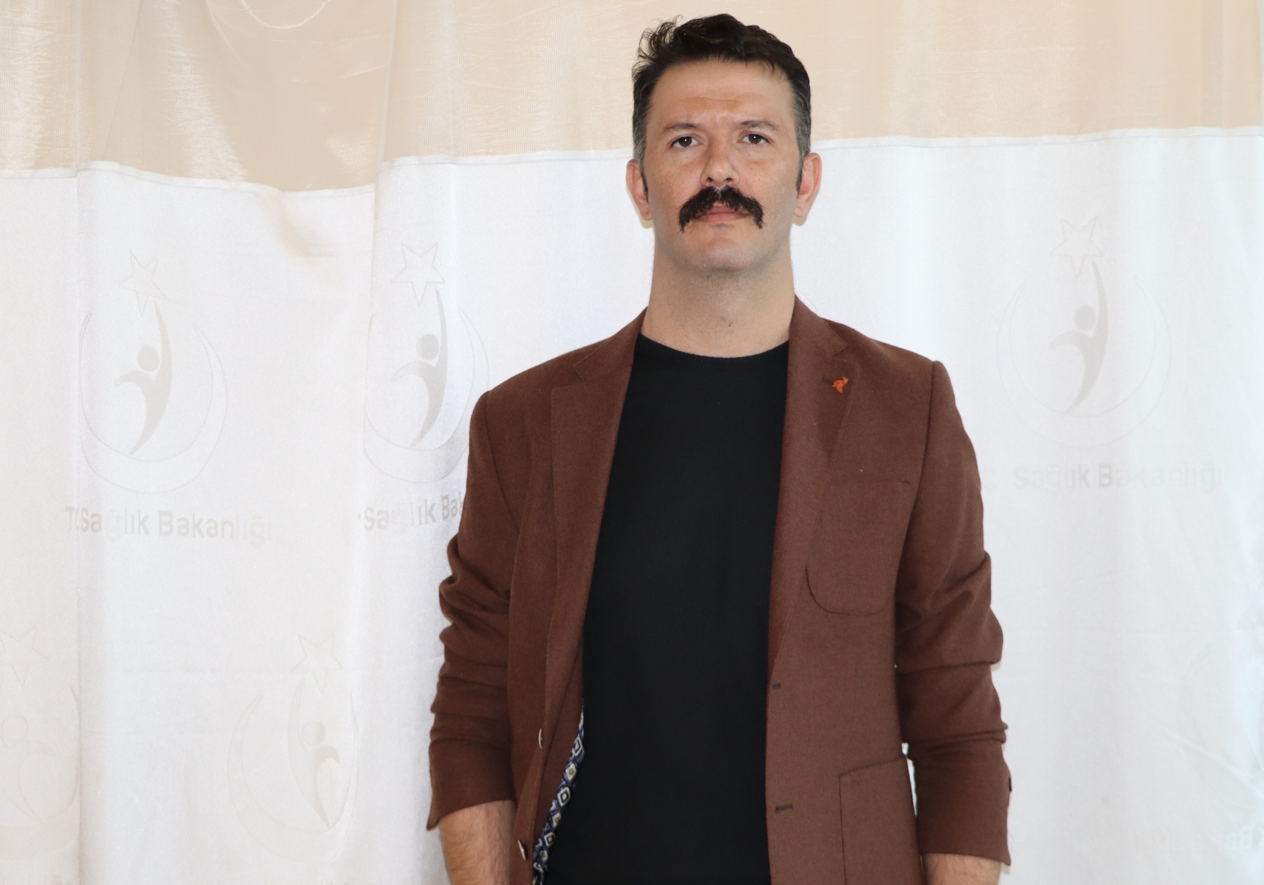 Fiziksel Tıp ve Rehabilitasyon Uzmanı Dr. Halil Pekşen, osteoporozun tarihçesinden, risk faktörlerinden ve korunma yollarından bahsederek bu sessiz hastalığa dikkat çekti