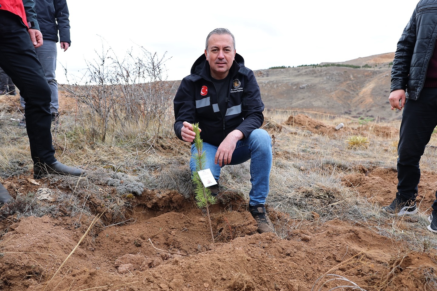 Belediye Başkanı Dr. Adem Uzun, 24 Kasım Öğretmenler Günü dolayısıyla Alperen Ocakları tarafından düzenlenen fidan dikme etkinliğine katıldı