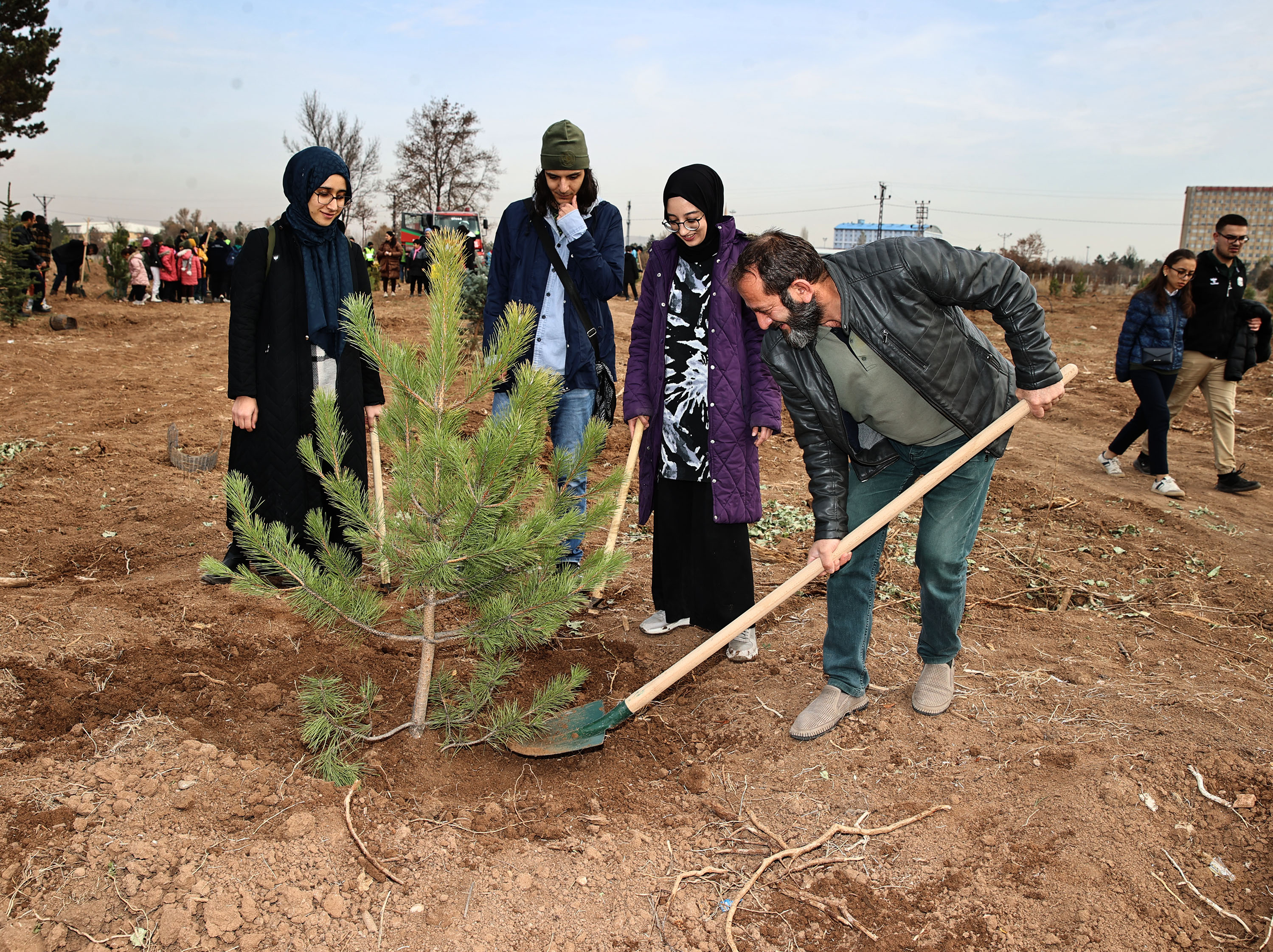 On Binlerce Fidan Geleceğe Nefes Olmak İçin Toprakla Buluşturuldu On Binlerce Fidan Geleceğe Nefes Olmak İçin Toprakla Buluşturuldu