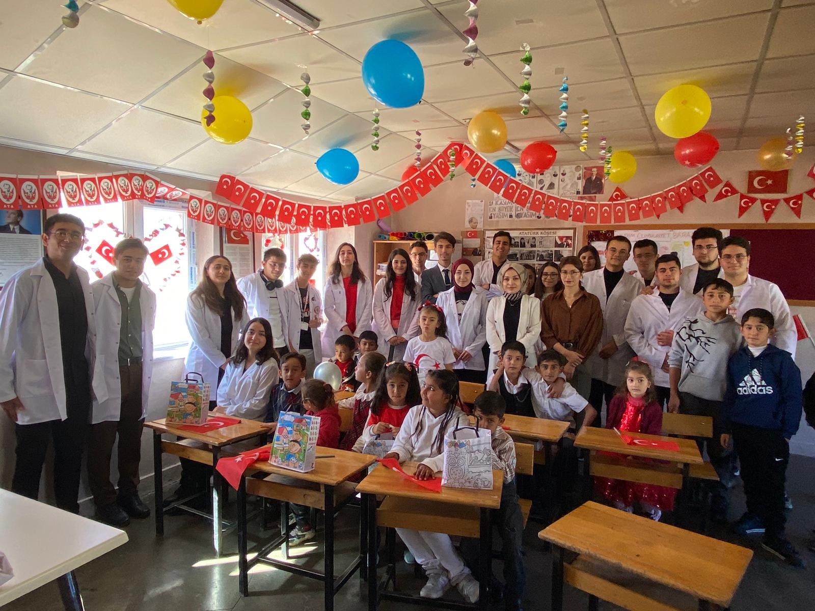 TIBBİYELİLER ÇOCUKLARLA CUMHURİYET BAYRAMINI KUTLADI