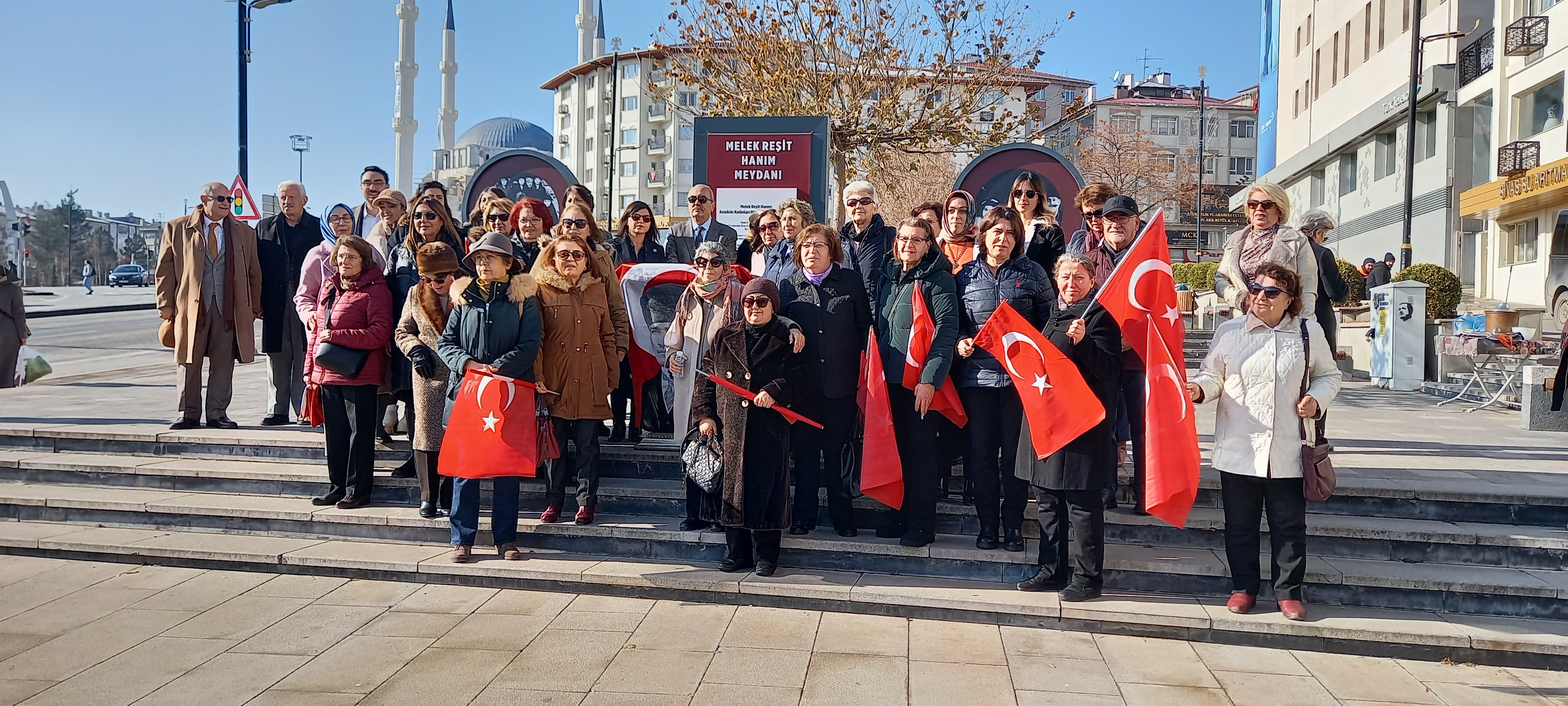 Sivas’taki kadın dernekleri ortak bir organizasyon ile Melek Reşit Hanım Meydanı’nda anma töreni düzenledi.