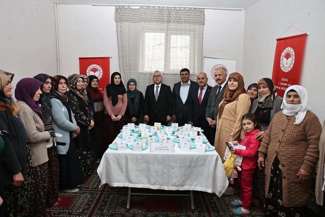 Vali Yılmaz Şimşek Ve Tarım ve Orman İl Müdürü Seyit Yıldız Çallı Köyünde Peynir Üretim Kursunu Ziyaret Ettiler Vali Yılmaz Şimşek Ve Tarım ve Orman İl Müdürü Seyit Yıldız Çallı Köyünde Peynir Üretim Kursunu Ziyaret Ettiler