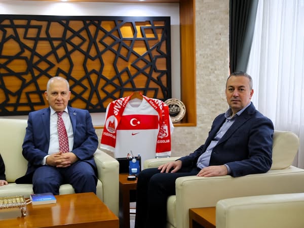 Eski Sivas Valisi Prof.Dr. Hasan Canpolat Valilik ve Belediyeyi ziyaret etti Eski Sivas Valisi Prof.Dr. Hasan Canpolat Valilik ve Belediyeyi ziyaret etti