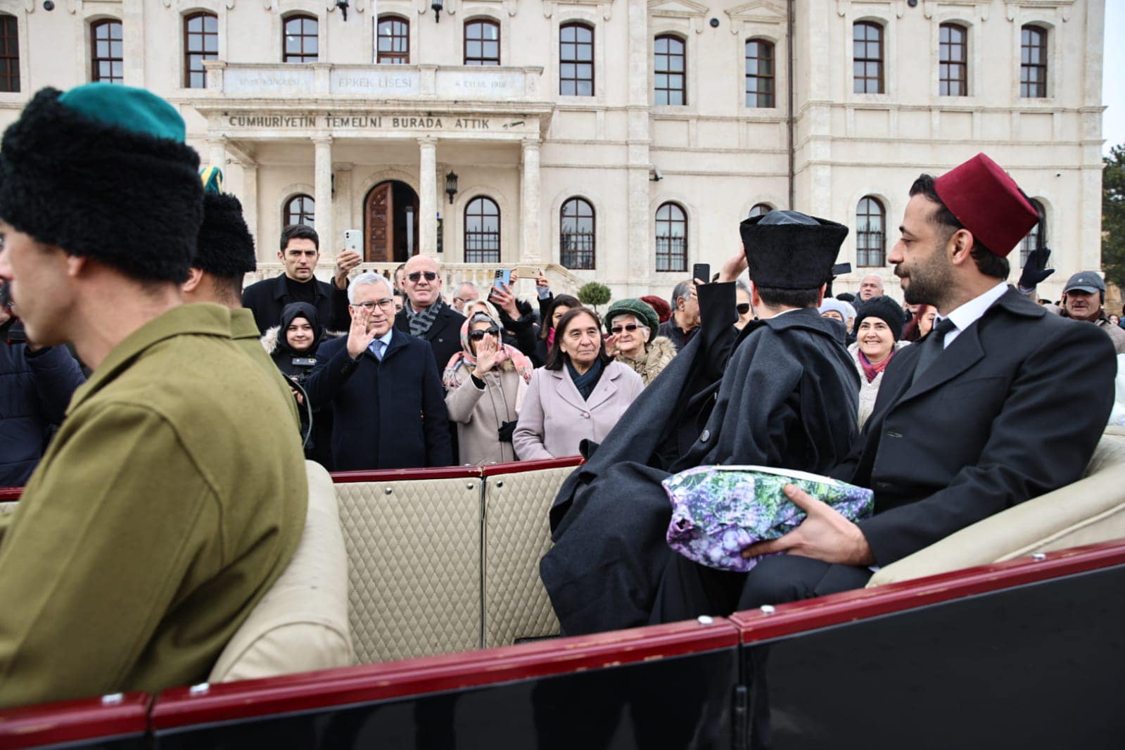 Mustafa Kemal Atatürk'ün şehrimizden ayrılışının 105'inci yıl dönümü temsili olarak canlandırıldı Mustafa Kemal Atatürk'ün şehrimizden ayrılışının 105'inci yıl dönümü temsili olarak canlandırıldı