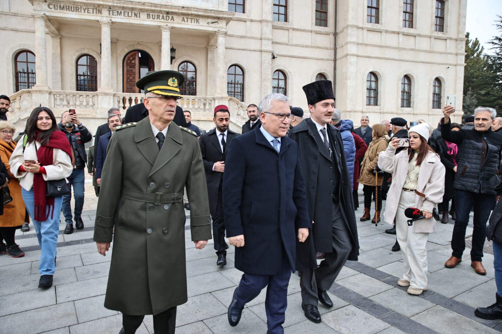 Mustafa Kemal Atatürk'ün şehrimizden ayrılışının 105'inci yıl dönümü temsili olarak canlandırıldı Mustafa Kemal Atatürk'ün şehrimizden ayrılışının 105'inci yıl dönümü temsili olarak canlandırıldı