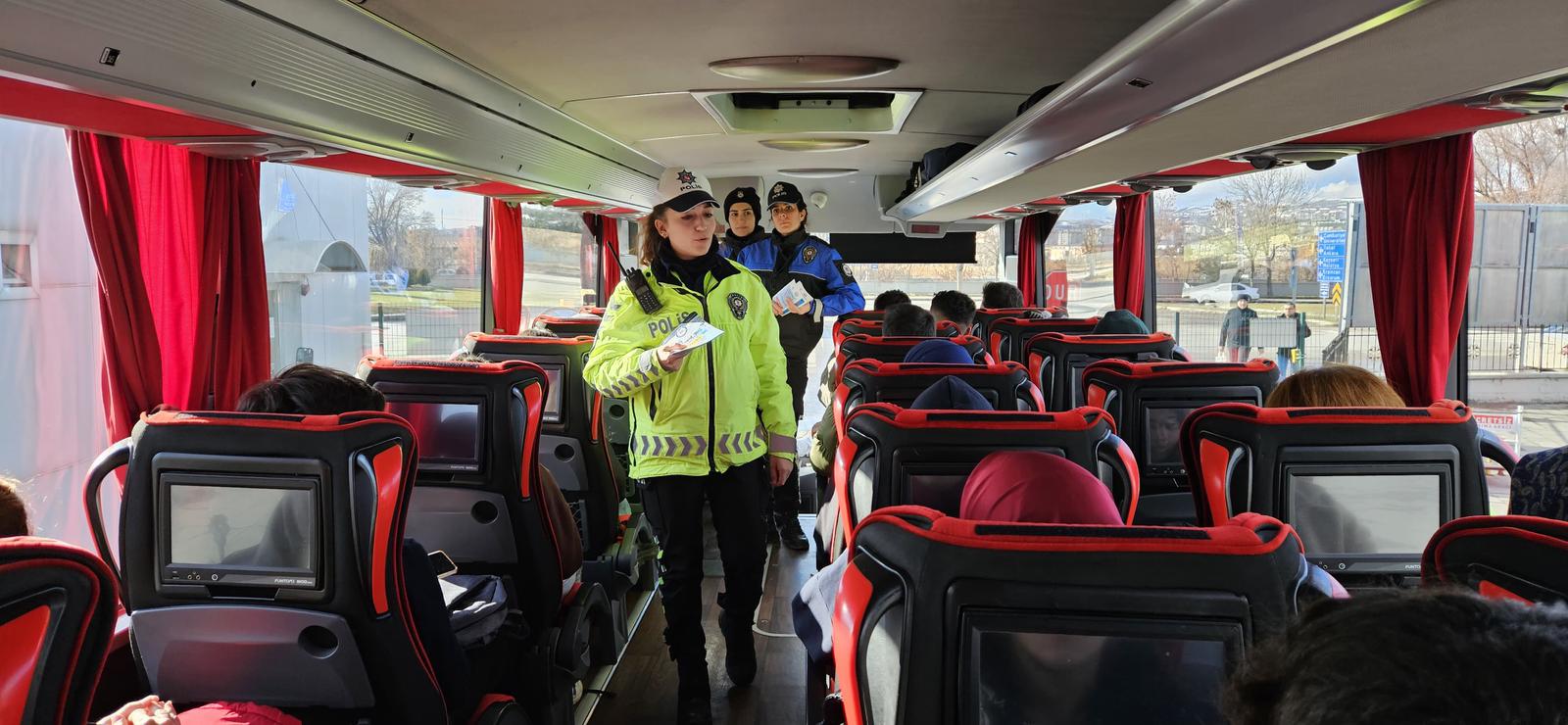 Sivas Şehirler Arası Otobüs Terminalinde araç içerisinde bulunan yolculara; Genel Trafik Kuralları, Emniyet Kemerinin Önemi, Genel Güvenlik Kuralları anlatıldı