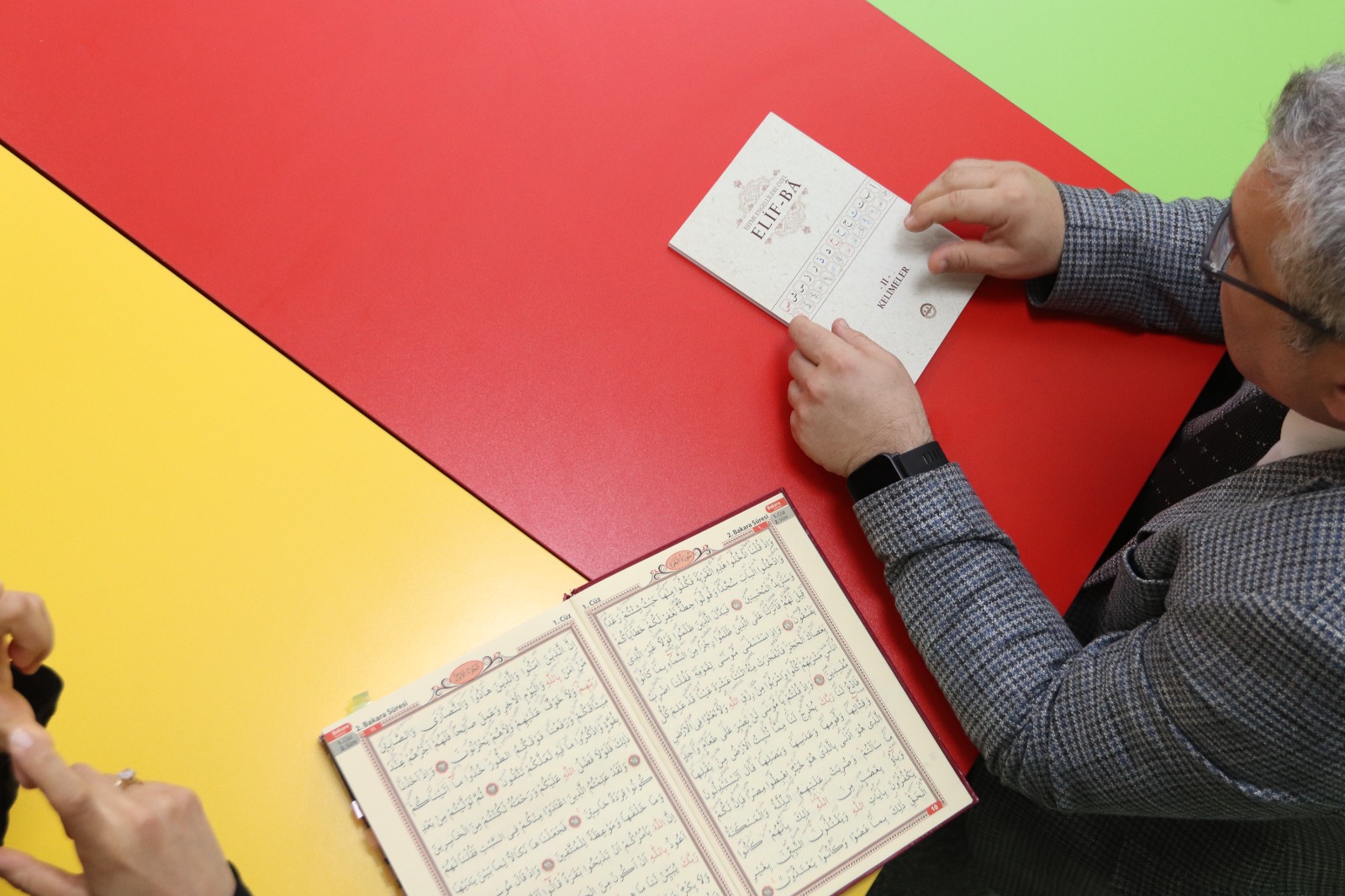 Sivas’ta işitme engelli bireyler için özel olarak düzenlenen Kur’an-ı Kerim ve temel dini bilgiler eğitimi büyük ilgi görüyor