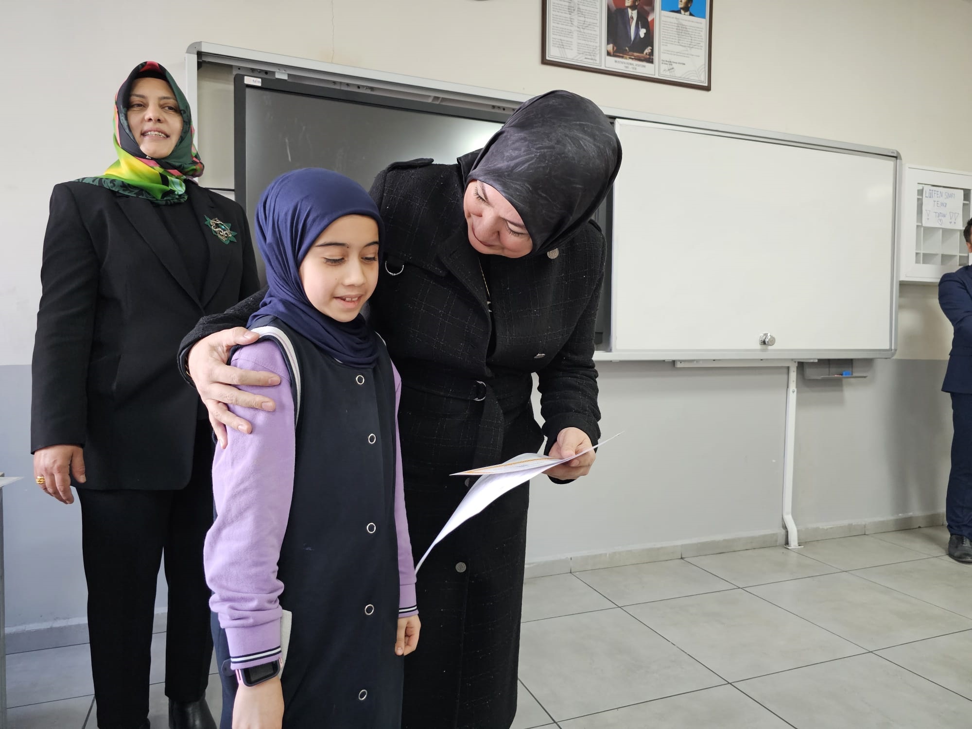 Vekil Toy, Öğrencilerin Karne Heyecanına Ortak Oldu. Vekil Toy, Öğrencilerin Karne Heyecanına Ortak Oldu.