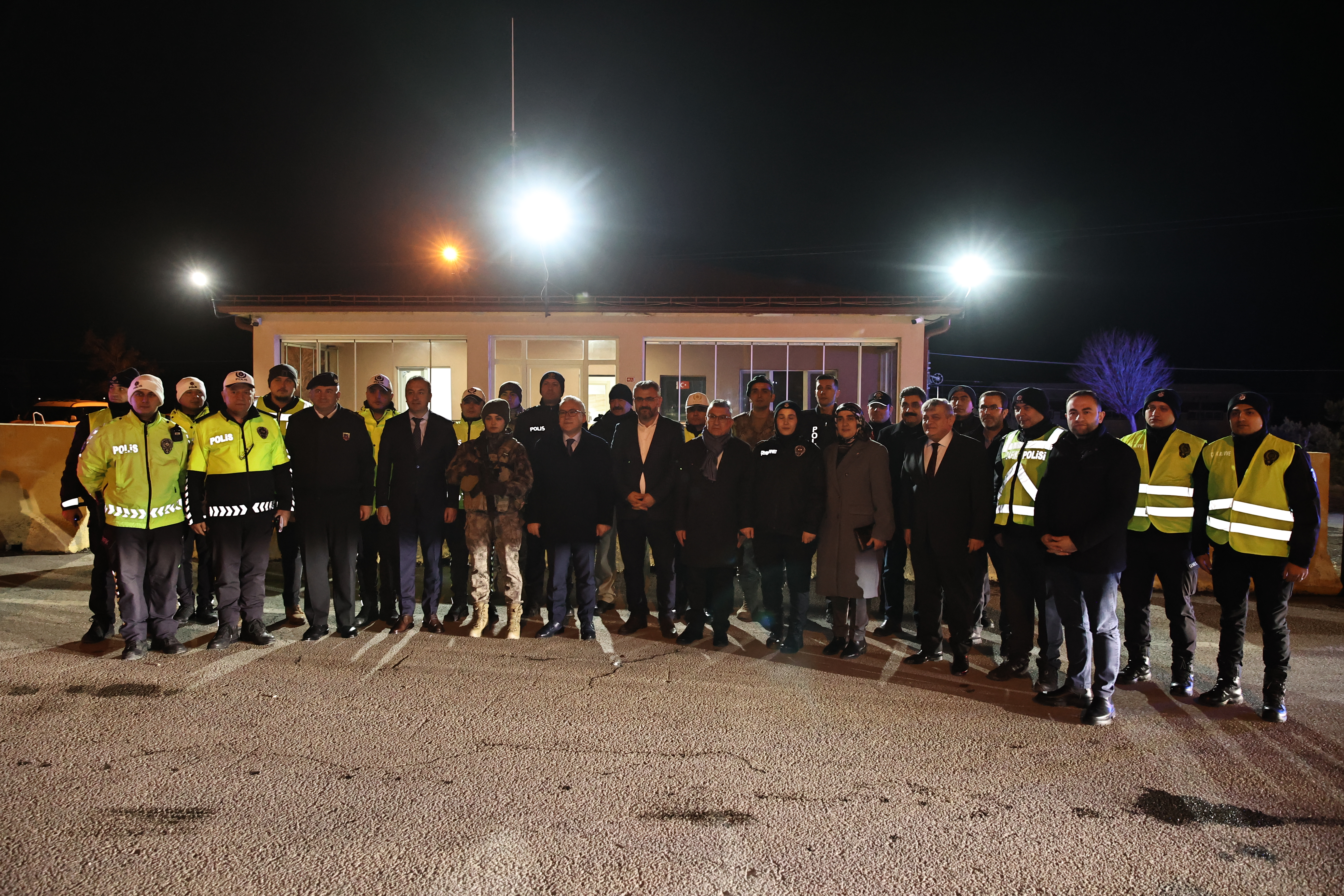 Vali Yılmaz Şimşek, Yeni Yılı Ziyaretler İle Karşıladı