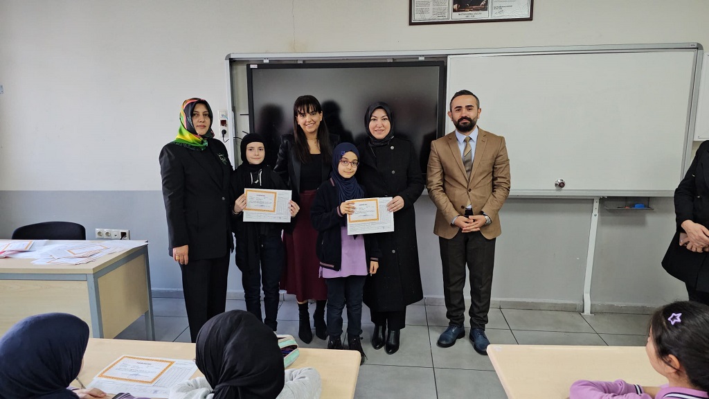 Vekil Toy, Öğrencilerin Karne Heyecanına Ortak Oldu. Vekil Toy, Öğrencilerin Karne Heyecanına Ortak Oldu.