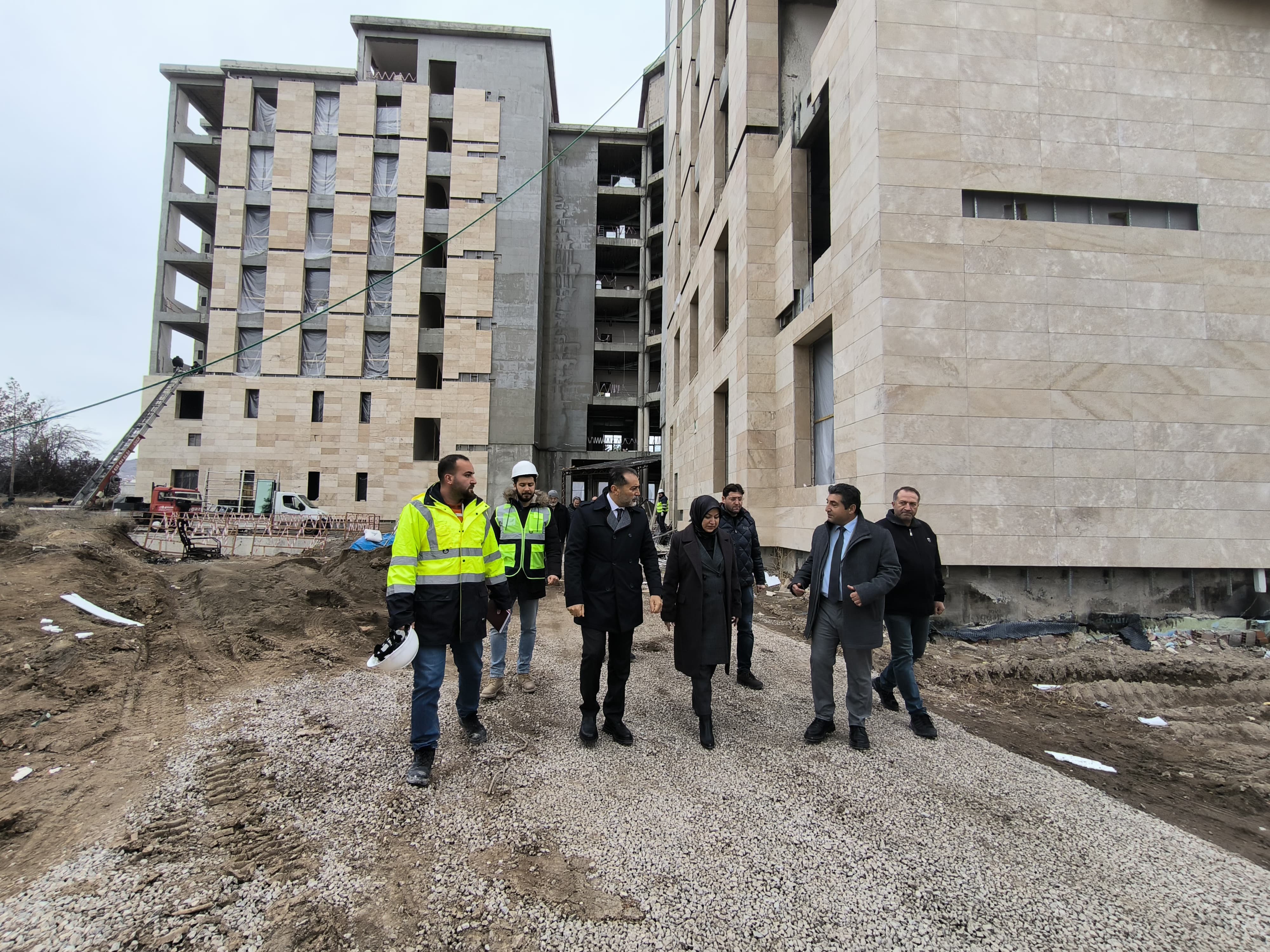 Rukiye Toy"MEB Milli Eğitim Akademisi çatısı altında Eğitim ve Uygulama Merkezi olarak hizmet verecek 122 odalı Sivas Öğretmenevi inşaatında incelemelerde bulunduk"