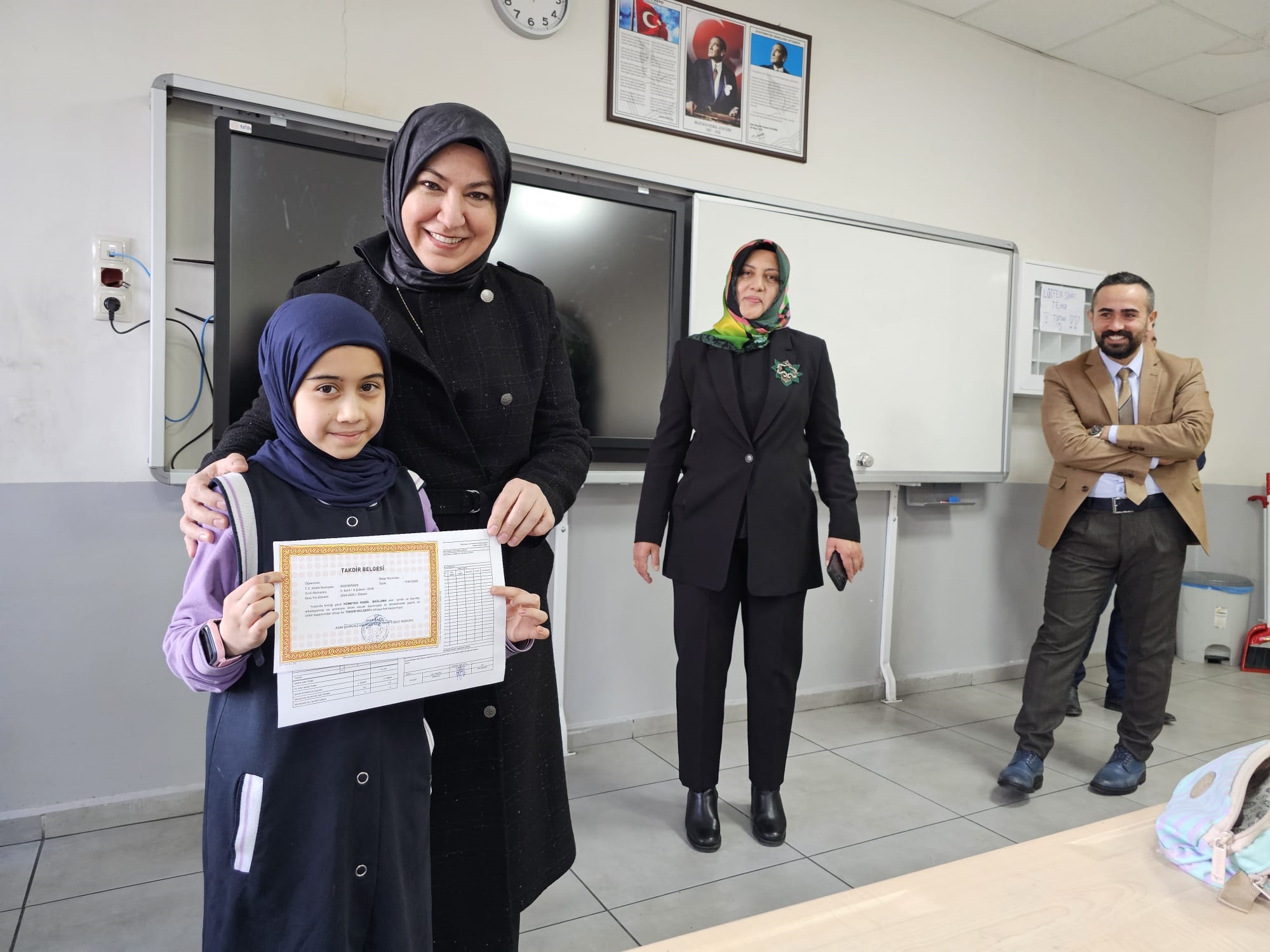 Vekil Toy, Öğrencilerin Karne Heyecanına Ortak Oldu. Vekil Toy, Öğrencilerin Karne Heyecanına Ortak Oldu.