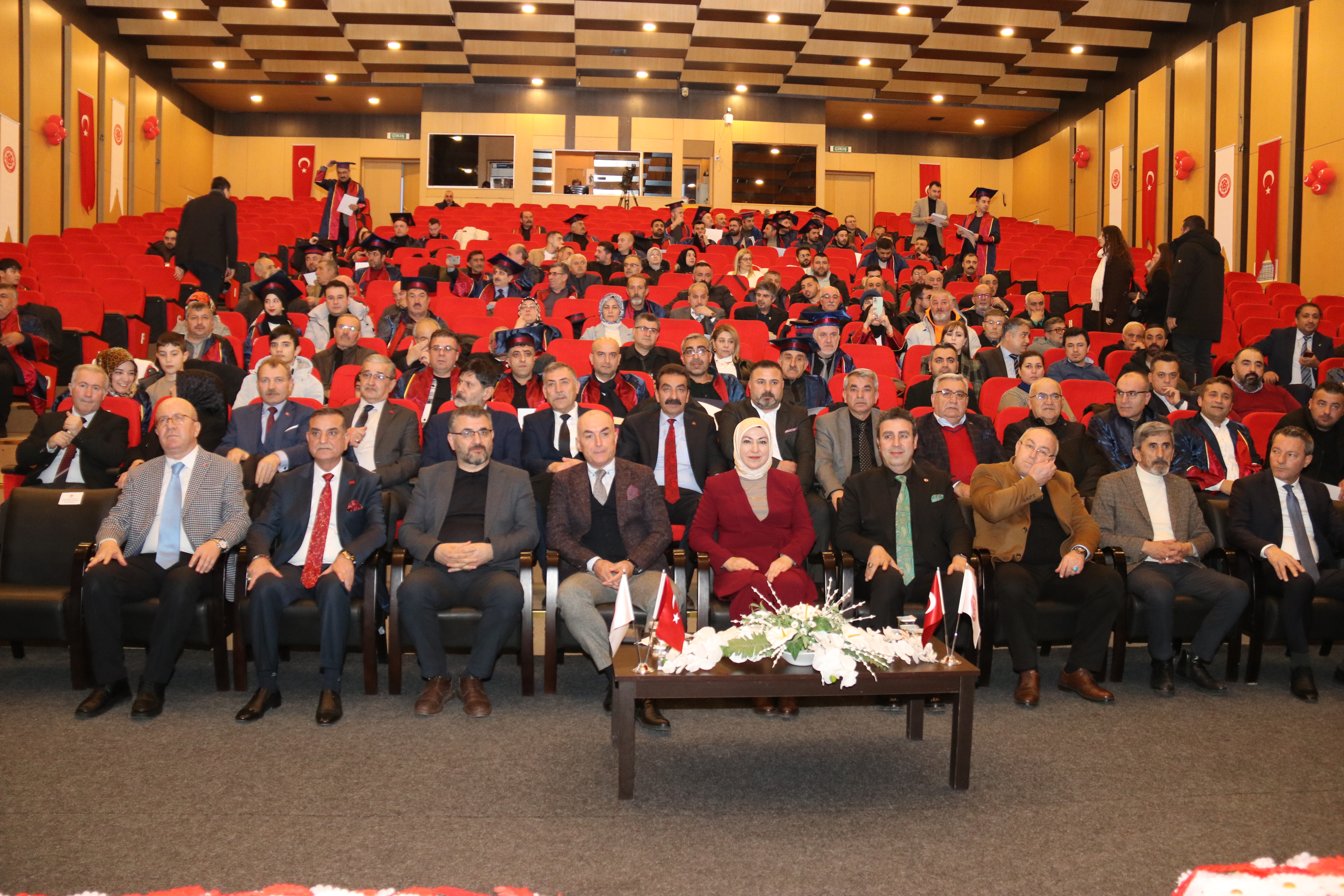 ESNAFLAR CÜBBE GİYDİ KEP TAKTI ESNAFLAR CÜBBE GİYDİ KEP TAKTI