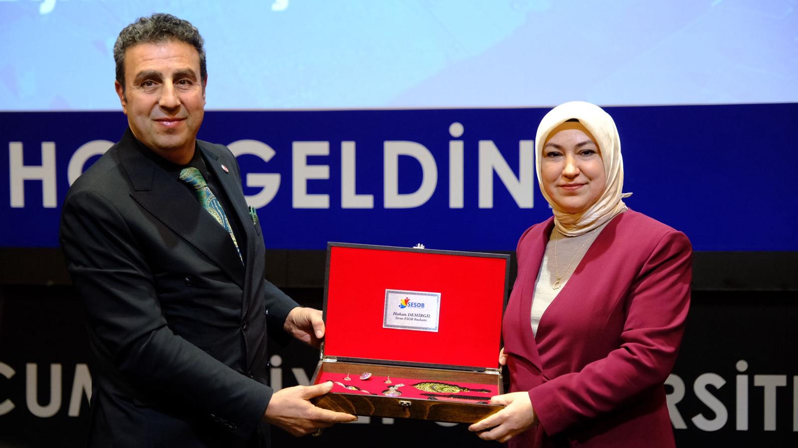 ESNAFLAR CÜBBE GİYDİ KEP TAKTI ESNAFLAR CÜBBE GİYDİ KEP TAKTI