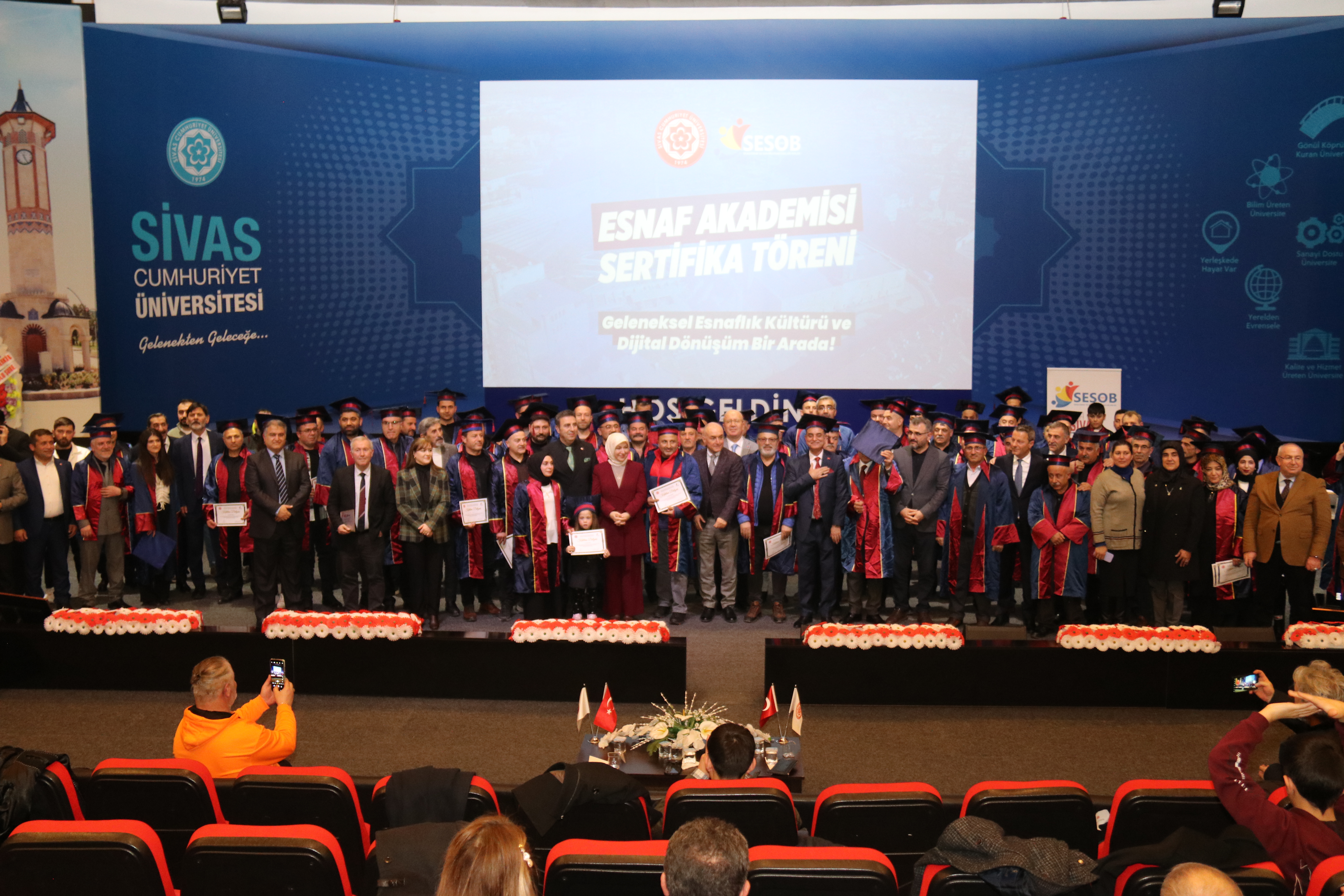 ESNAFLAR CÜBBE GİYDİ KEP TAKTI ESNAFLAR CÜBBE GİYDİ KEP TAKTI