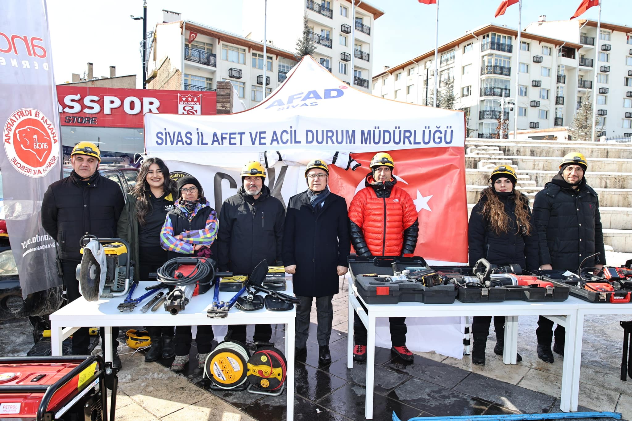 6 Şubat depremlerinin 2. yıl dönümünde Sivas İl Afet ve Acil Durum Müdürlüğü (AFAD) tarafından Kongre Müzesi bahçesinde arama-kurtarma malzemeleri ve resim sergisi açıldı