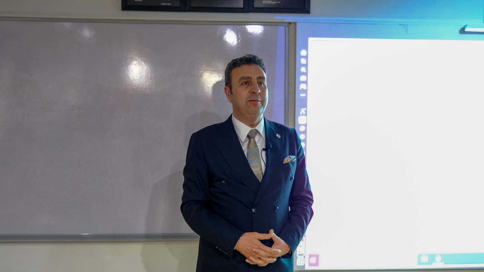 Esnaf Akademisinin İlk Dersini Cumhuriyet Üniversitesi  Rektörü Prof. Dr. Ahmet Şengönül tarafından verildi.