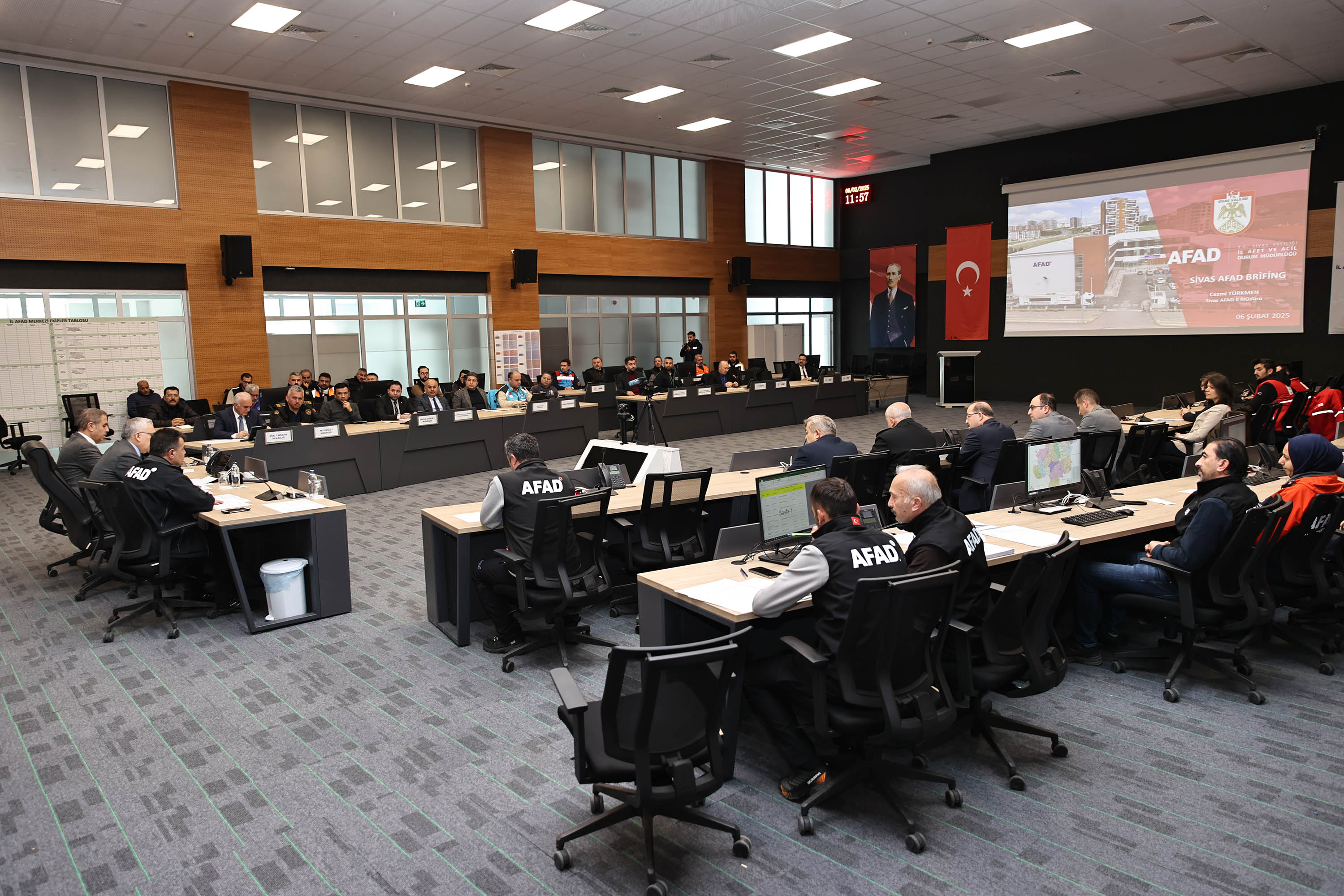 Vali Şimşek: Ekiplerimiz 7/24 Sahada