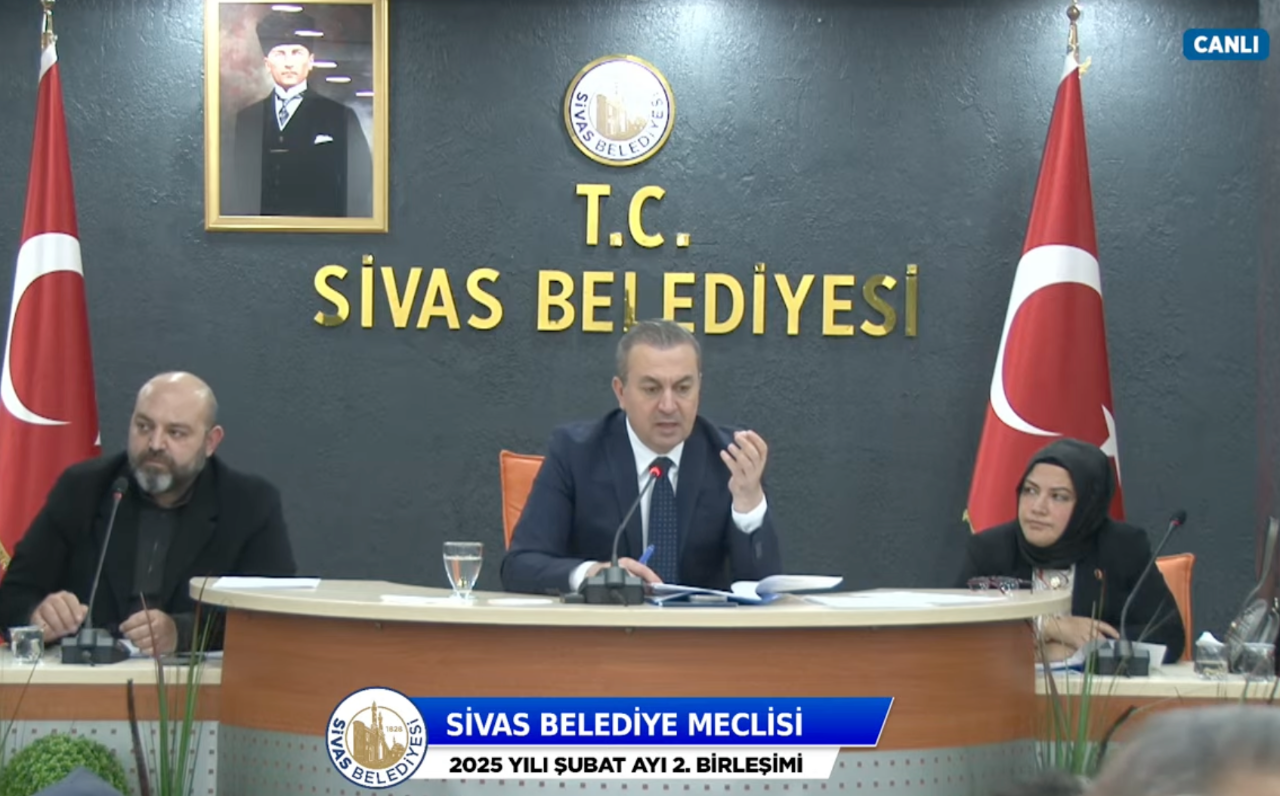 Sivas Belediyesi Meclisinde  yakışmayan görüntüler
