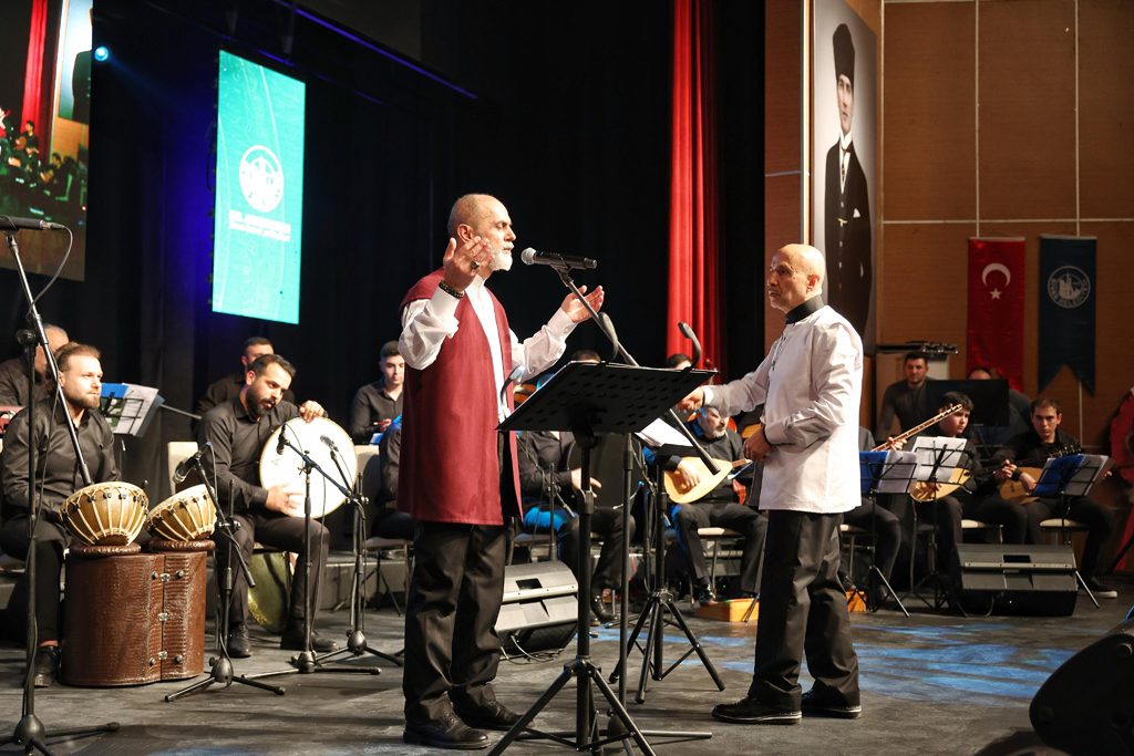“TASAVVUFÎ NAĞMELERDEN İRFAN TÜRKÜLERİ” KONSERİ BÜYÜK İLGİ GÖRDÜ “TASAVVUFÎ NAĞMELERDEN İRFAN TÜRKÜLERİ” KONSERİ BÜYÜK İLGİ GÖRDÜ