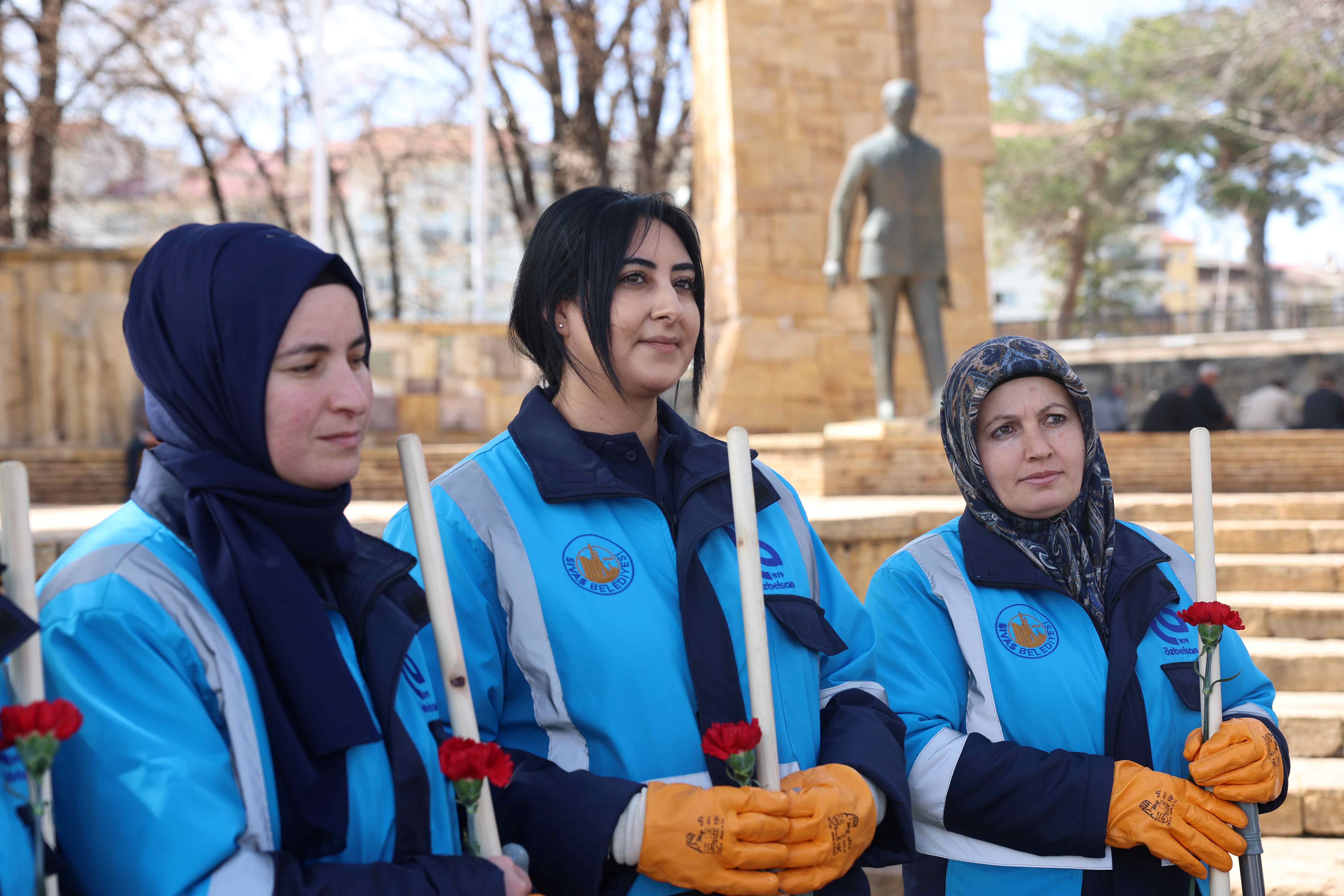 ŞEHİR TEMİZLİĞİNE KADIN ELİ DEĞDİ