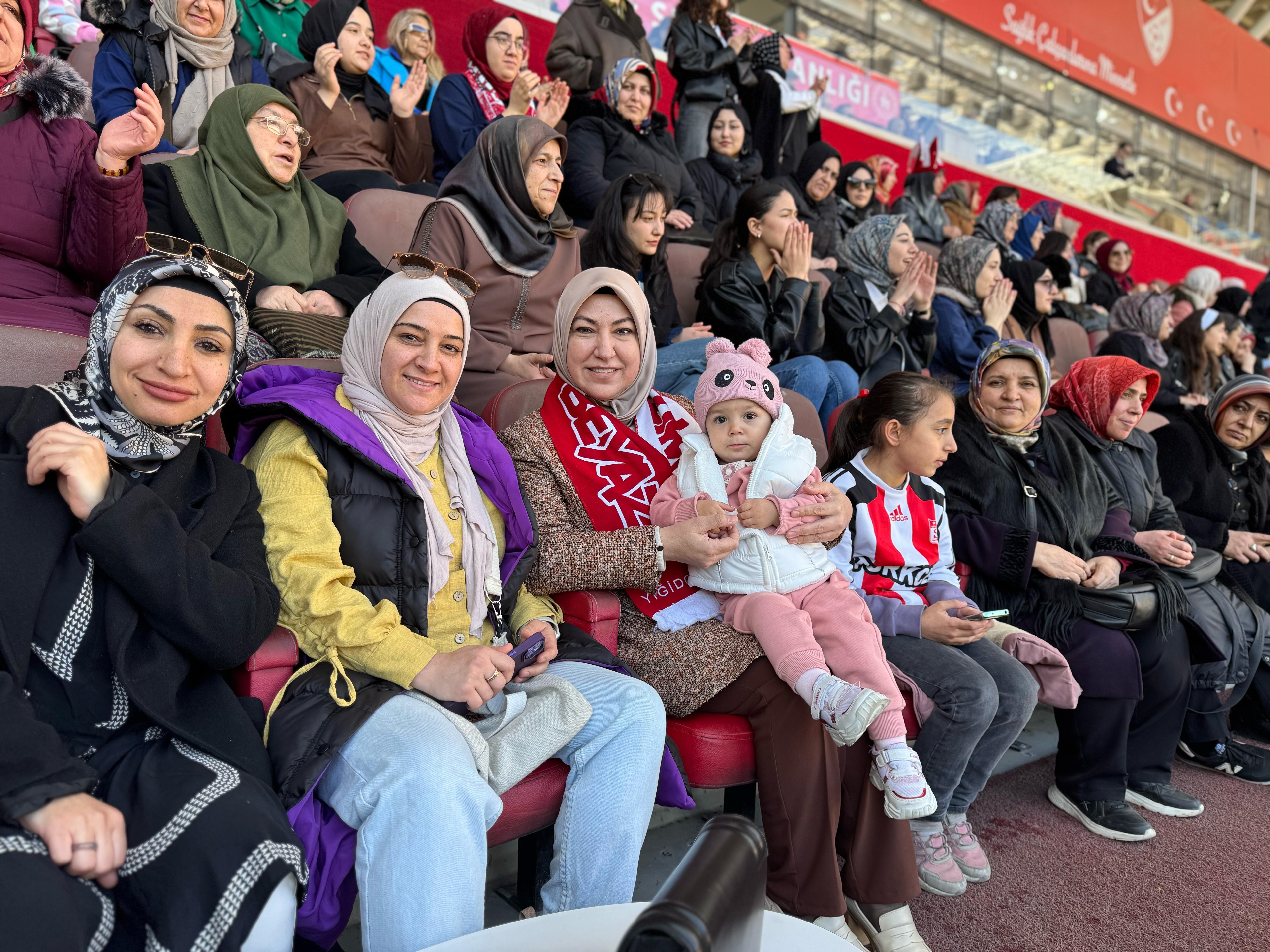 Ak Parti Sivas Milletvekili Toy Kadın Girişimcilerle birlikte Sivasspor Göztepe Maçını  takip etti