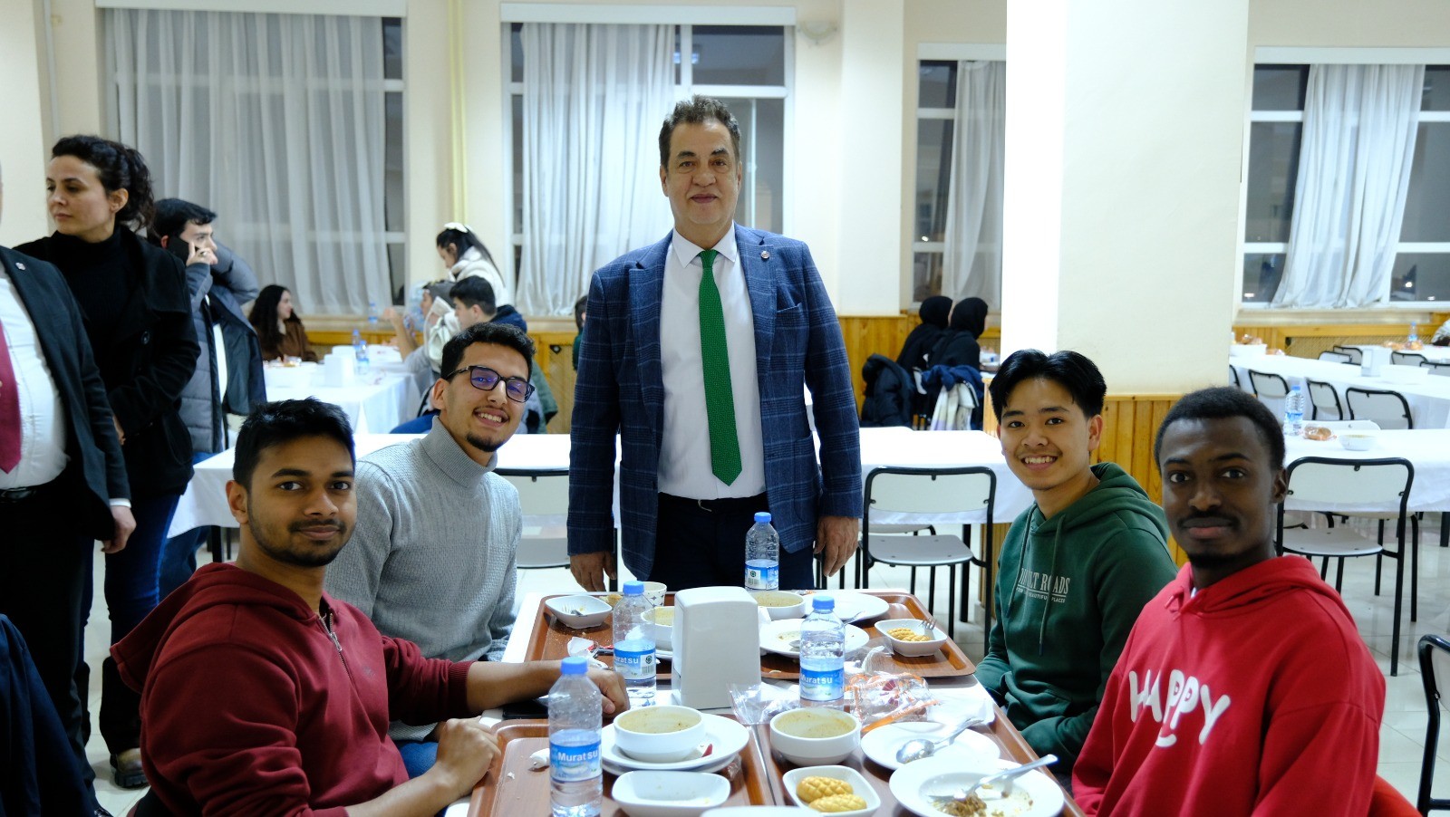 Cumhuriyet Üniversitesi Rektörü Prof. Dr. Ahmet Şengönül’ün katkılarıyla öğrencilere iftar yemeği verildi