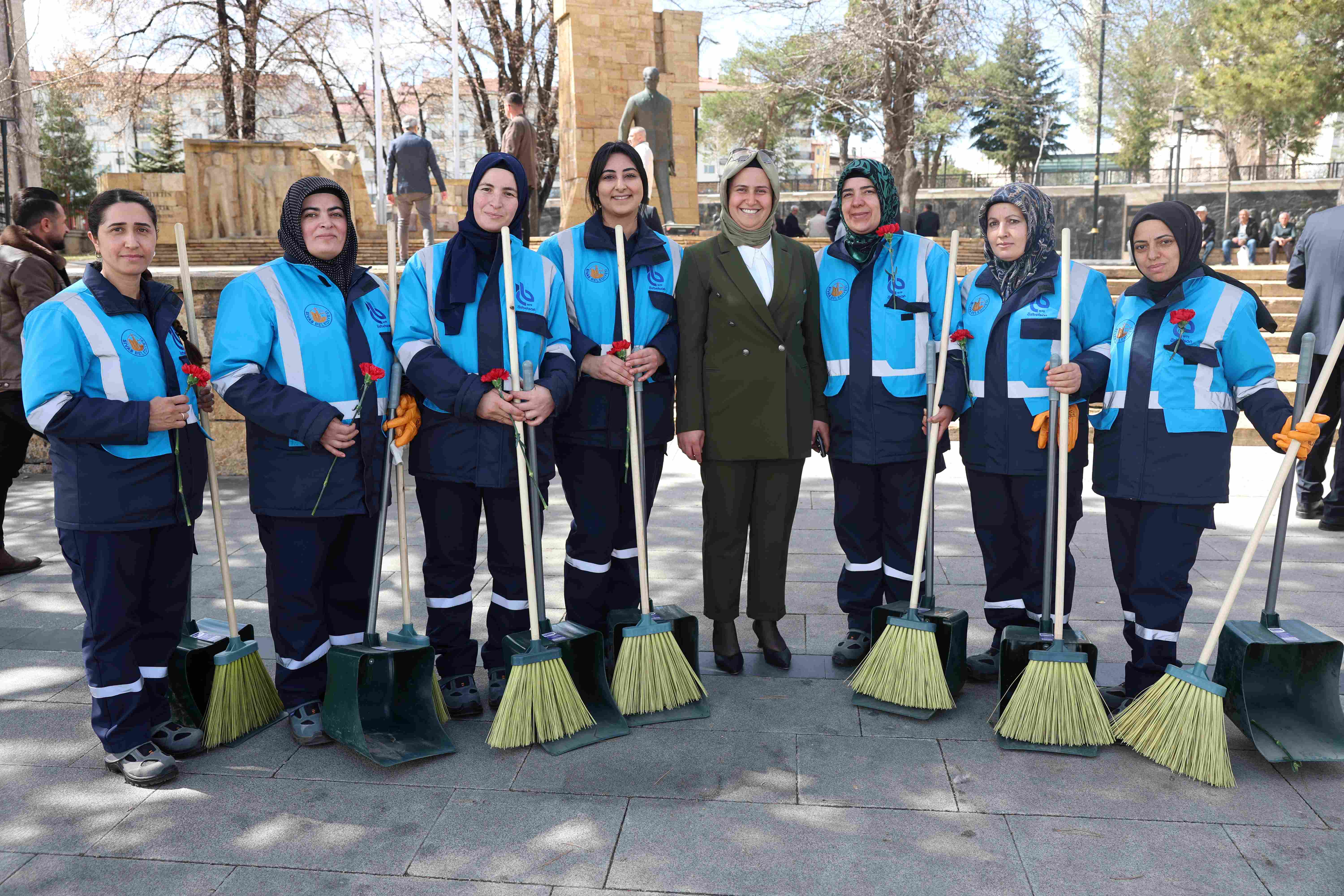 ŞEHİR TEMİZLİĞİNE KADIN ELİ DEĞDİ