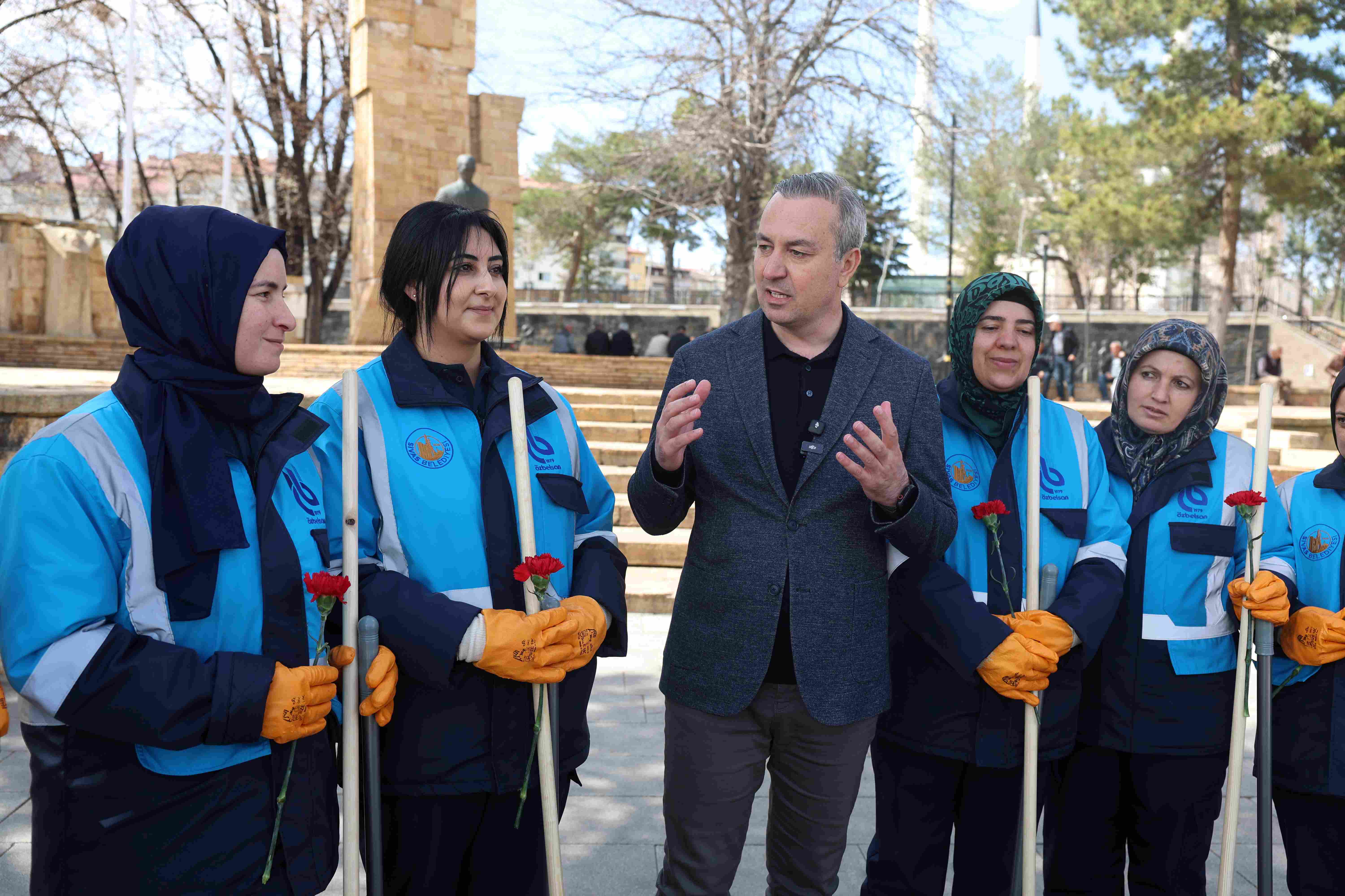 ŞEHİR TEMİZLİĞİNE KADIN ELİ DEĞDİ