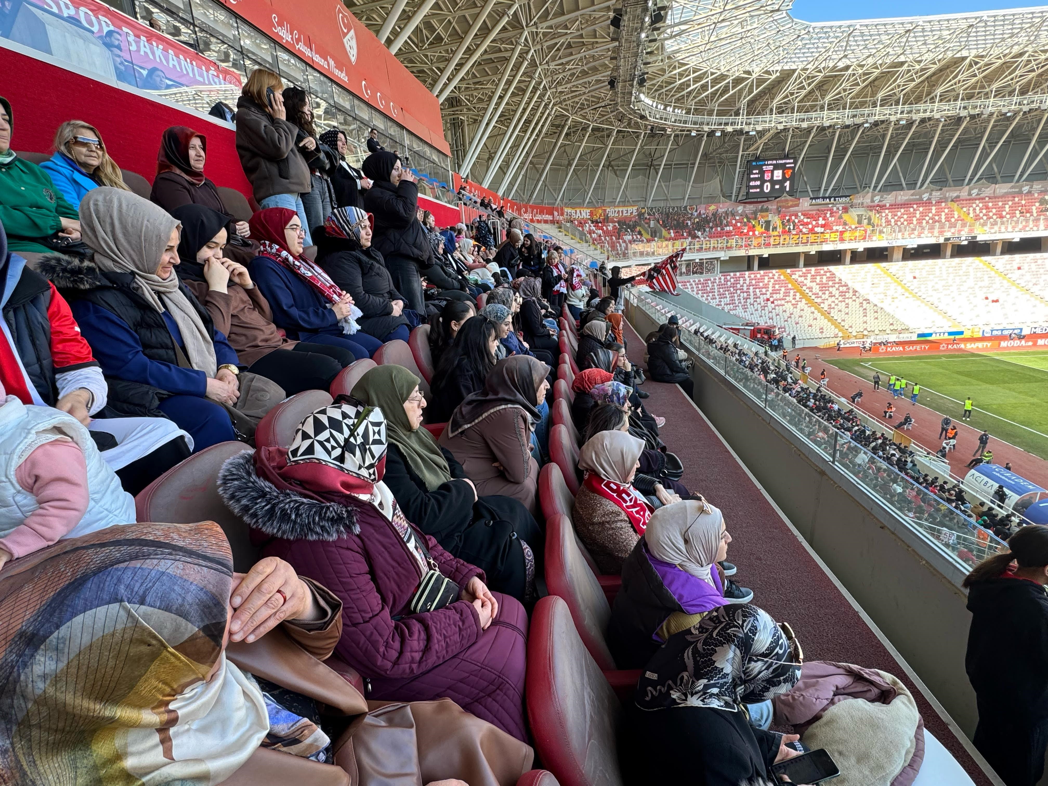 Ak Parti Sivas Milletvekili Toy Kadın Girişimcilerle birlikte Sivasspor Göztepe Maçını  takip etti