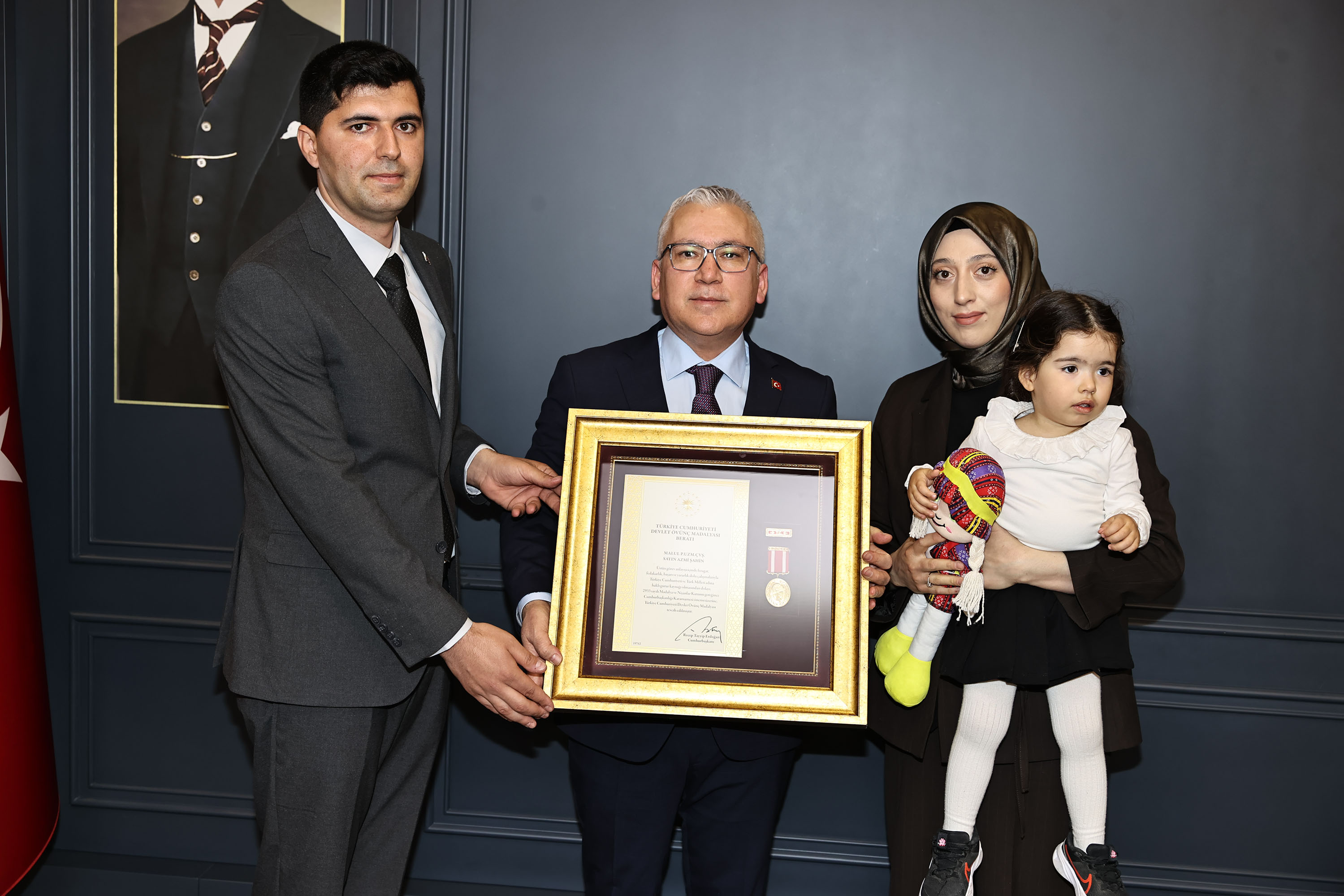 Şehit Aileleri ve Gazilere Devlet Övünç Madalyaları Takdim Edildi