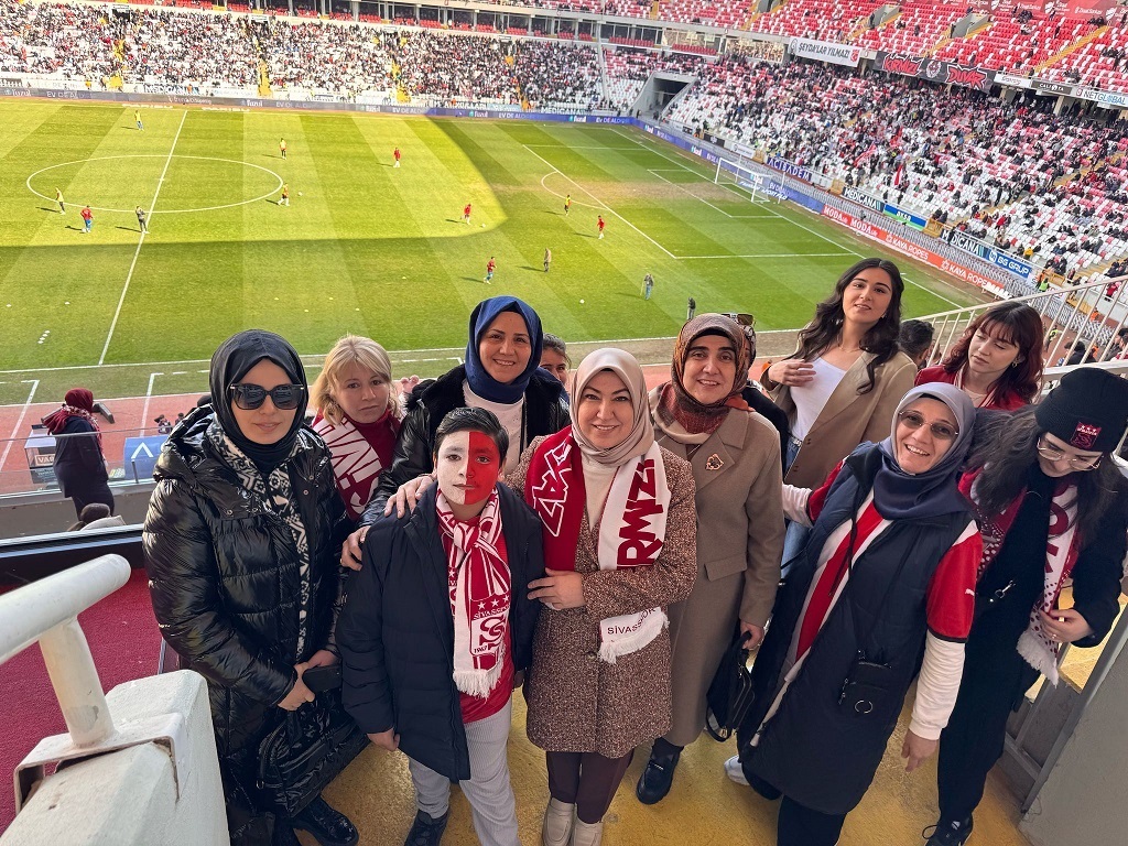 Ak Parti Sivas Milletvekili Toy Kadın Girişimcilerle birlikte Sivasspor Göztepe Maçını  takip etti